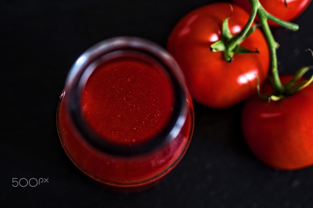 Olympus OM-D E-M5 II + Olympus M.Zuiko Digital 45mm F1.8 sample photo. Bloody red photography