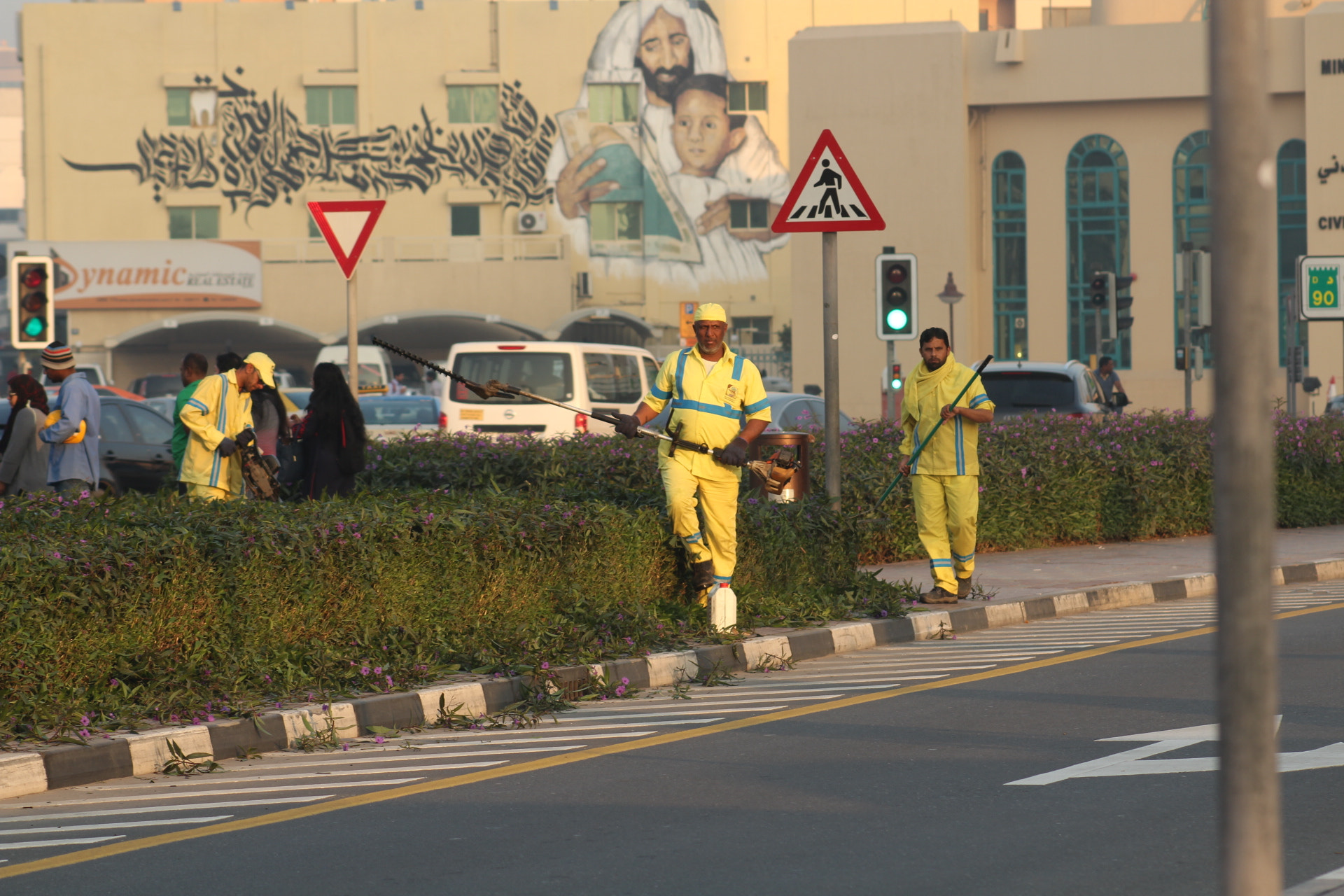 Canon EOS 1300D (EOS Rebel T6 / EOS Kiss X80) + EF75-300mm f/4-5.6 sample photo. Men at work photography