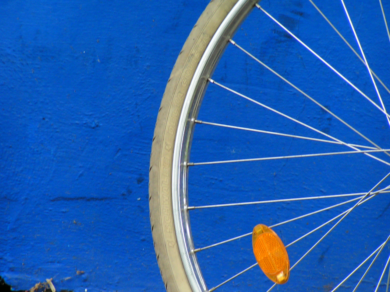 KONICA MINOLTA DiMAGE Z1 sample photo. Bike wheel on blue photography