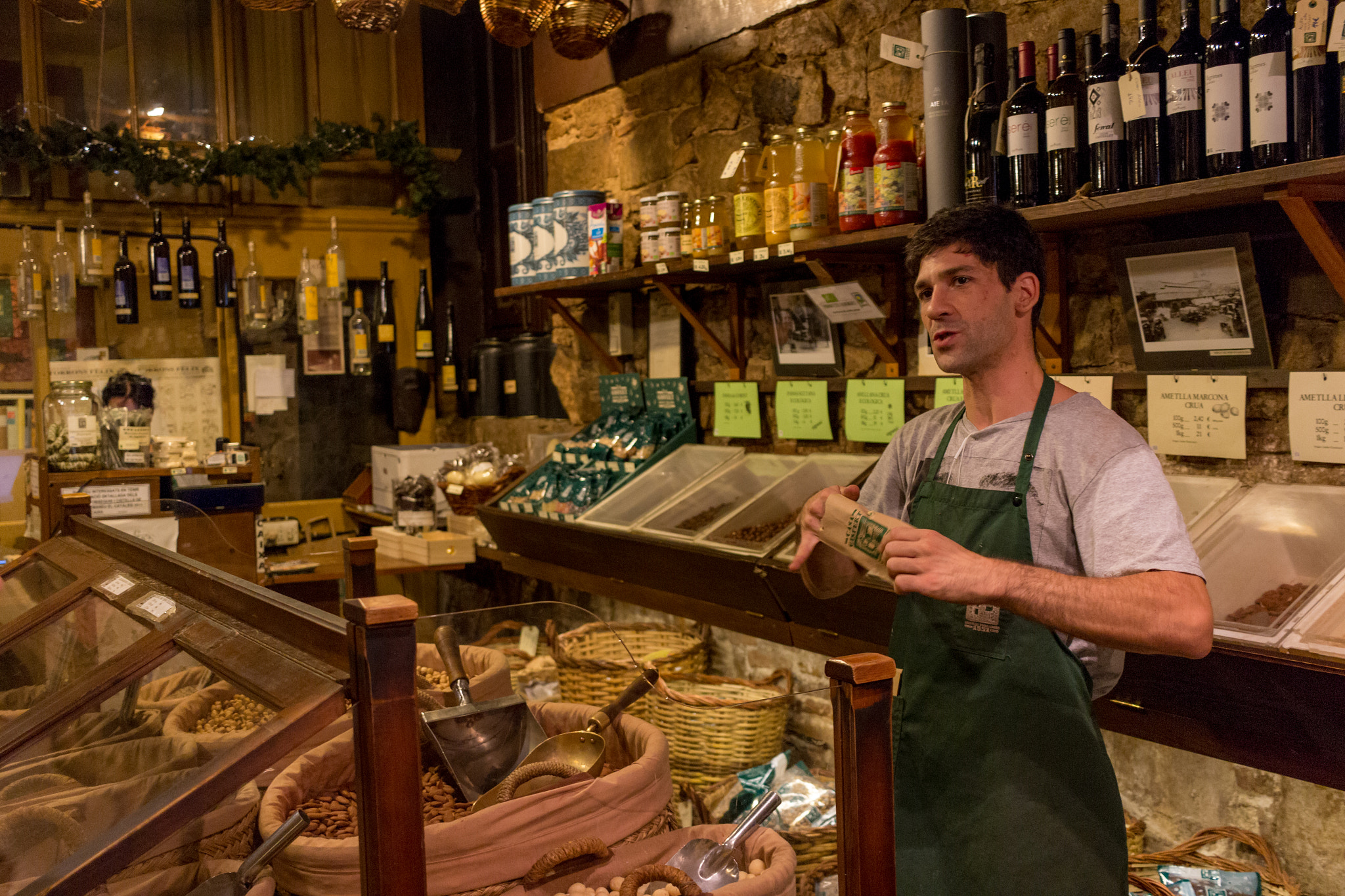 Canon EF-S 24mm F2.8 STM sample photo. Le vendeur d'amandes - ii photography
