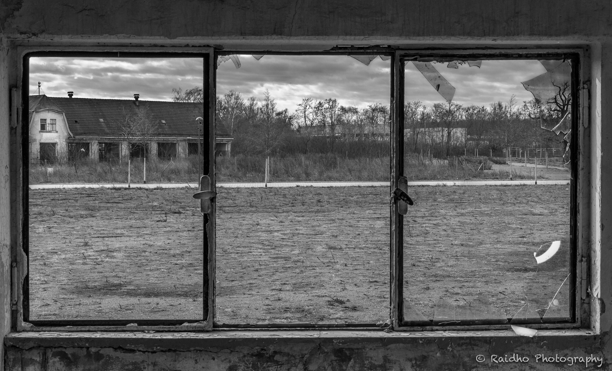 Canon EOS 650D (EOS Rebel T4i / EOS Kiss X6i) sample photo. Broken window photography