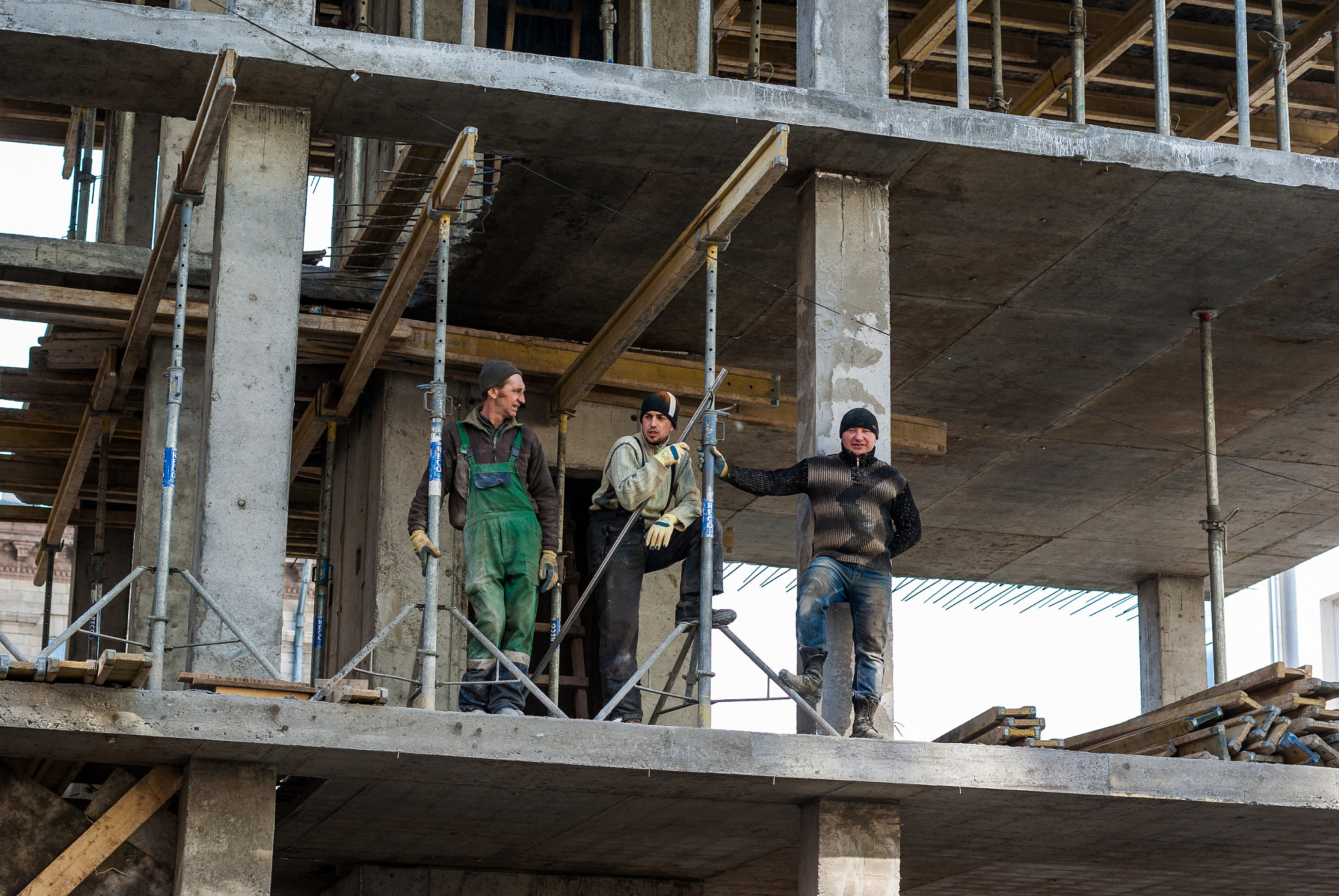 Pentax K200D sample photo. Workers on building photography
