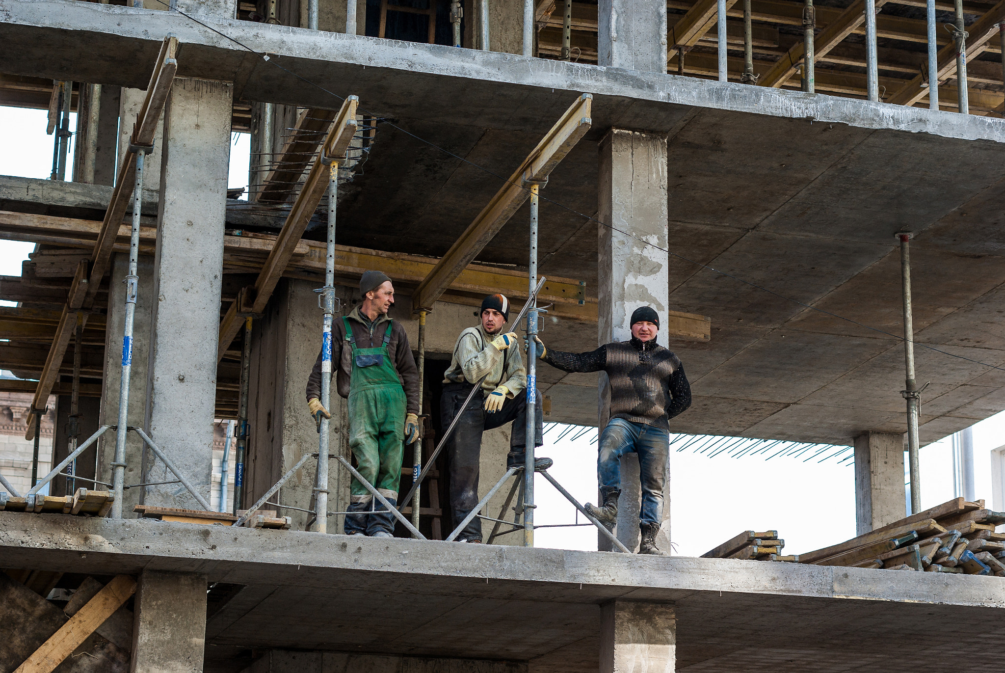 Pentax K200D + Pentax smc DA 50mm F1.8 sample photo. Workers on building photography