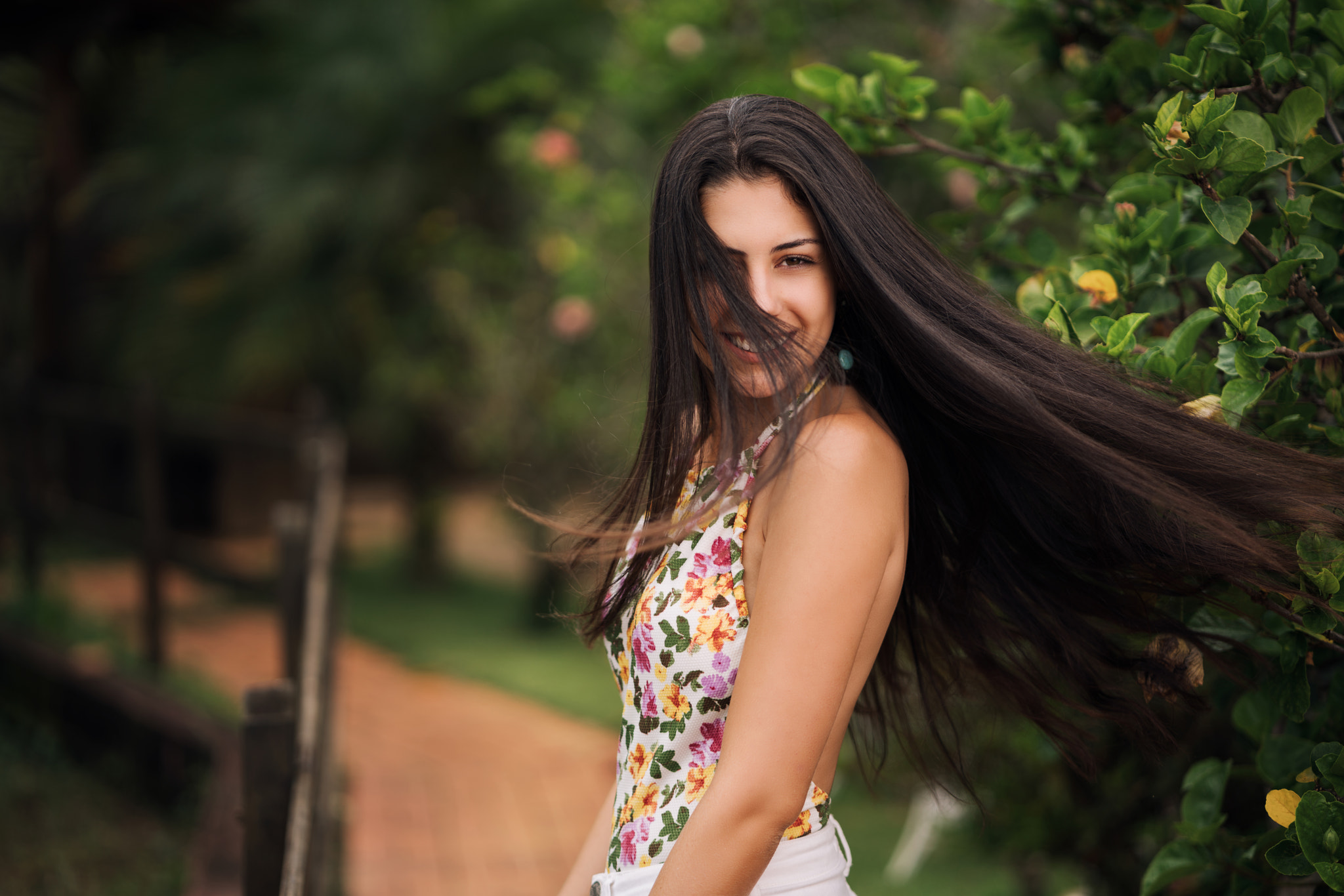 ZEISS Batis 85mm F1.8 sample photo. Spinning hair photography