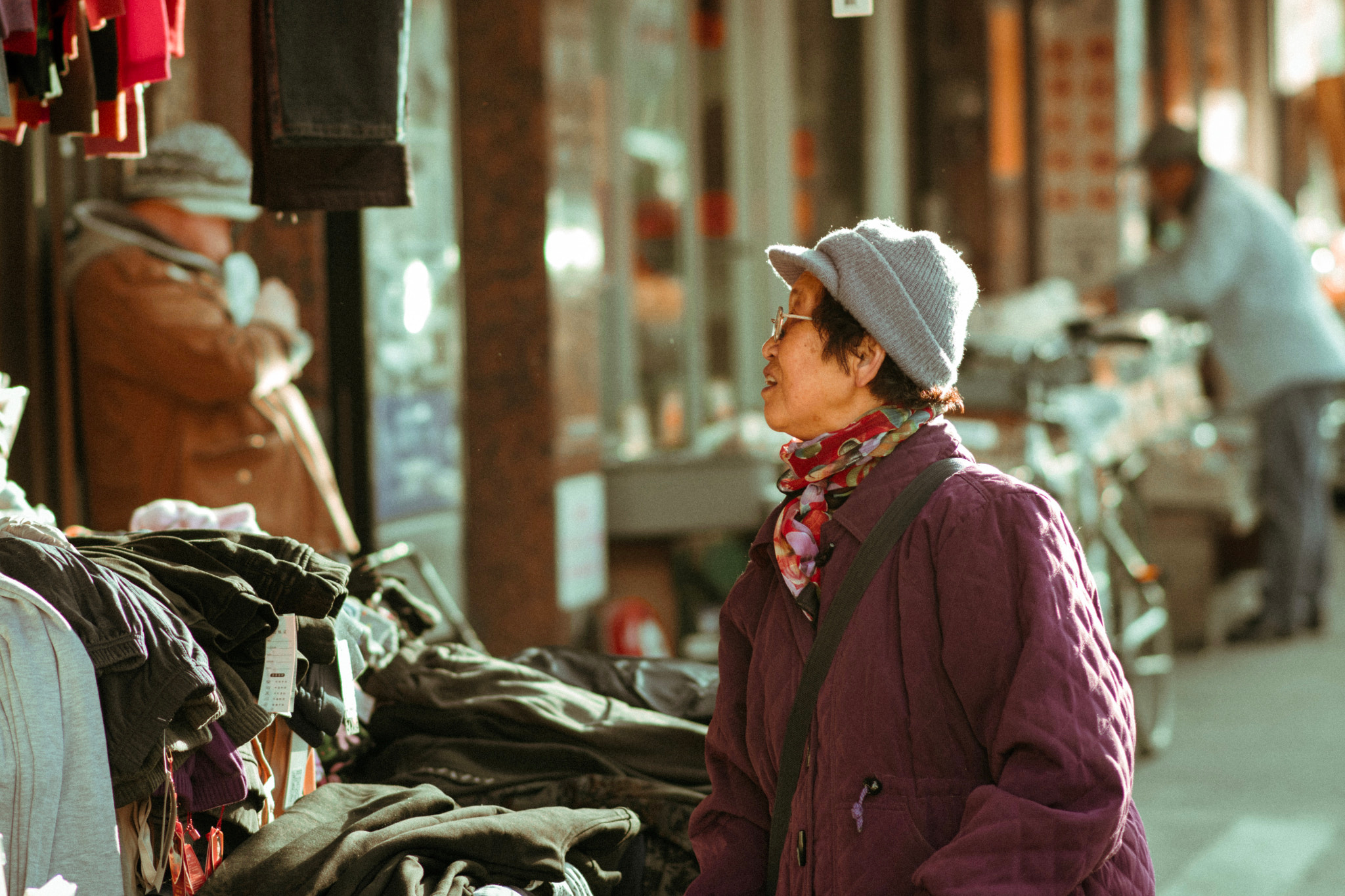 Nikon D5300 + Nikon AF-S Nikkor 85mm F1.8G sample photo. Woman in chinatown photography