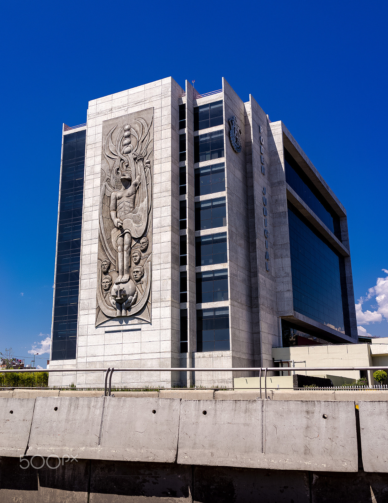 35mm F2.0 sample photo. Edificio del poder judicial photography