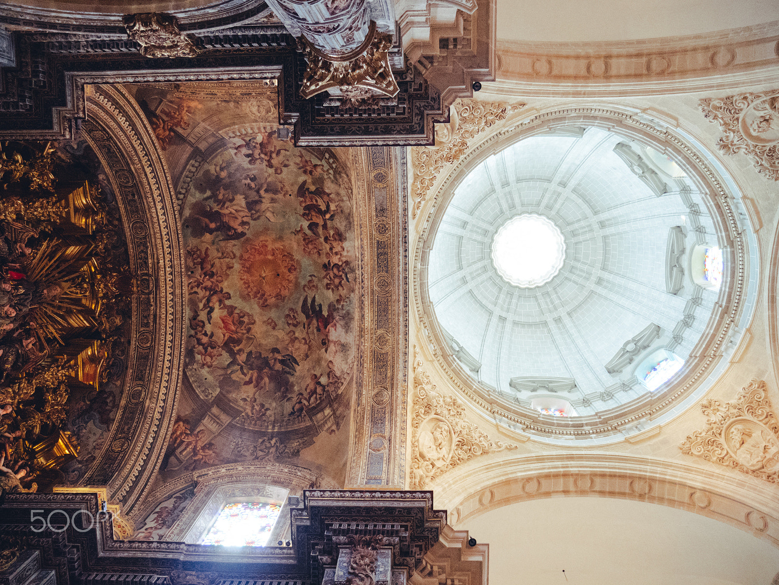 Panasonic Lumix DMC-GX85 (Lumix DMC-GX80 / Lumix DMC-GX7 Mark II) sample photo. Contrasted domes of the iglesia del salvador photography