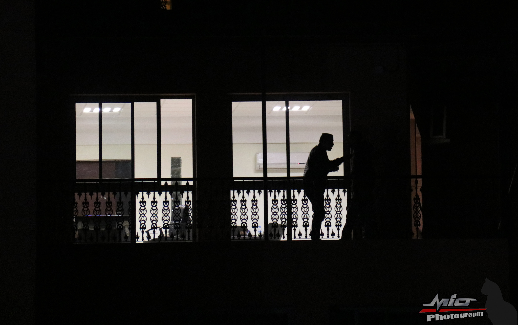 Canon EOS 760D (EOS Rebel T6s / EOS 8000D) sample photo. Two men in conversation on a balcony photography