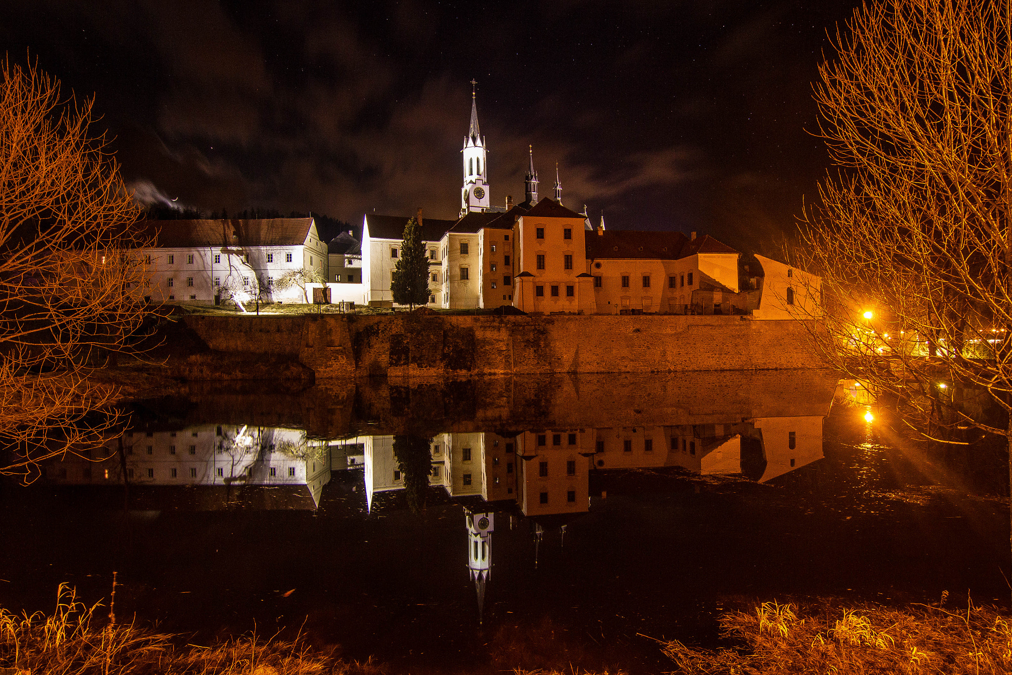 Tokina AT-X Pro 12-24mm F4 (IF) DX sample photo. Cisteriacky klaster vyssi brod photography