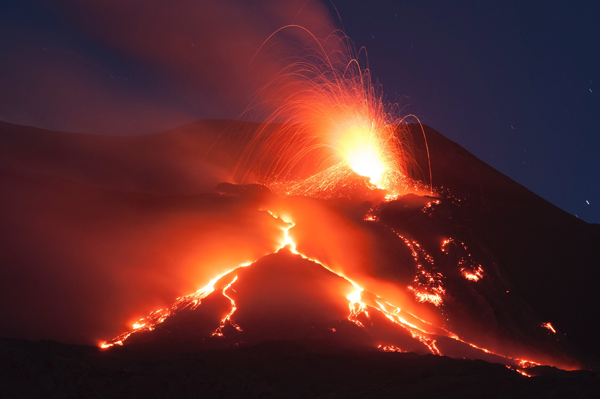 Nikon AF-S Nikkor 70-200mm F2.8G ED VR II sample photo. Her majesty the etna photography