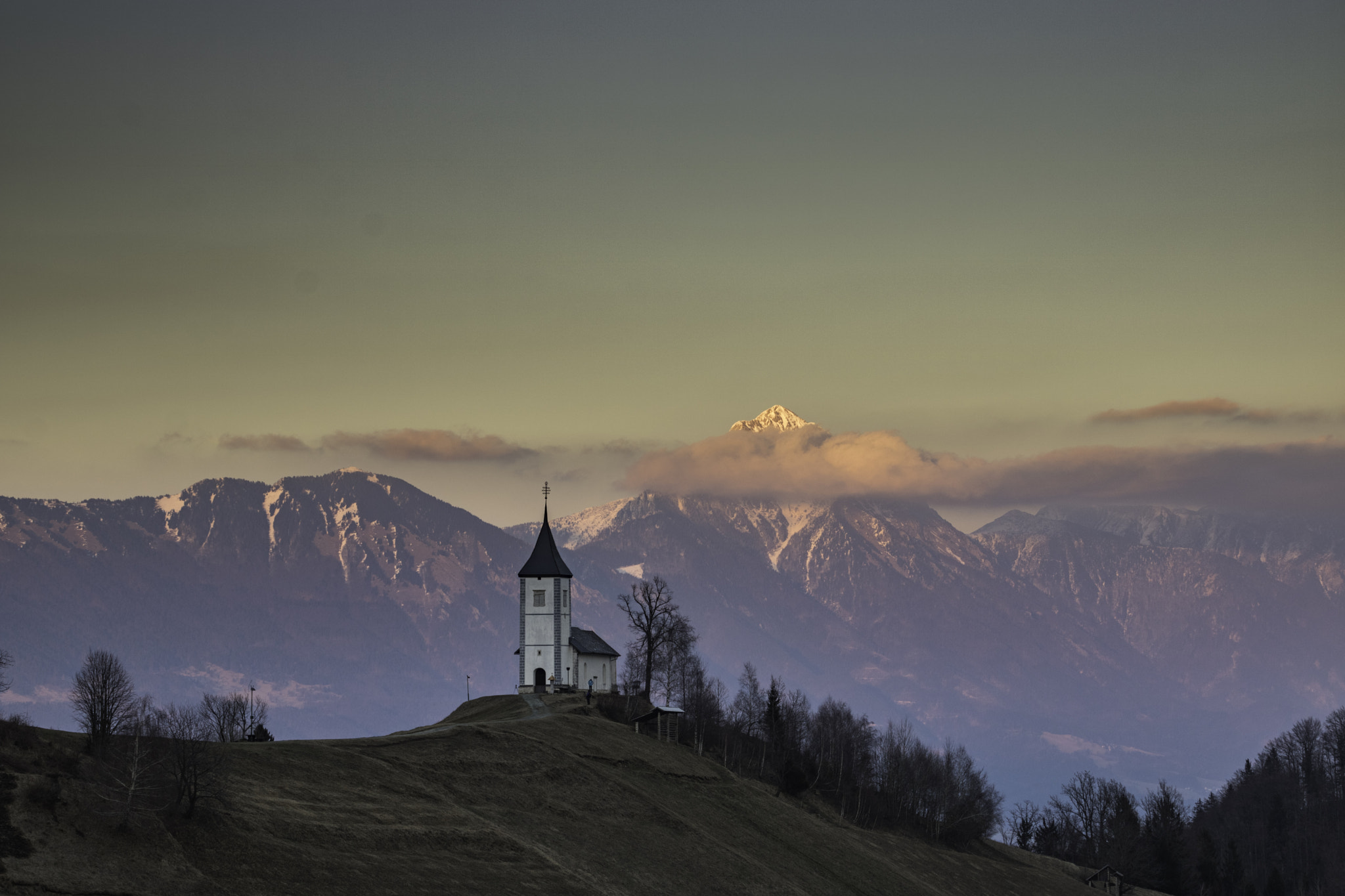 Canon EOS 750D (EOS Rebel T6i / EOS Kiss X8i) + Canon EF 70-200mm F4L USM sample photo. Church with a view 2 photography