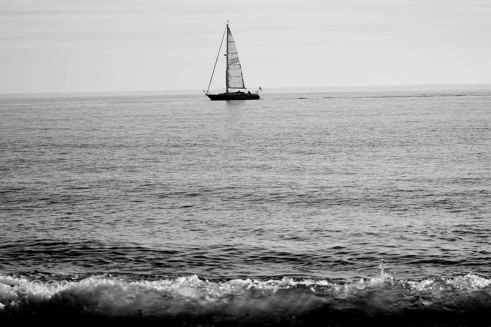 Canon EOS 550D (EOS Rebel T2i / EOS Kiss X4) + EF75-300mm f/4-5.6 sample photo. Sailing boat hugs coastline at highcliffe photography