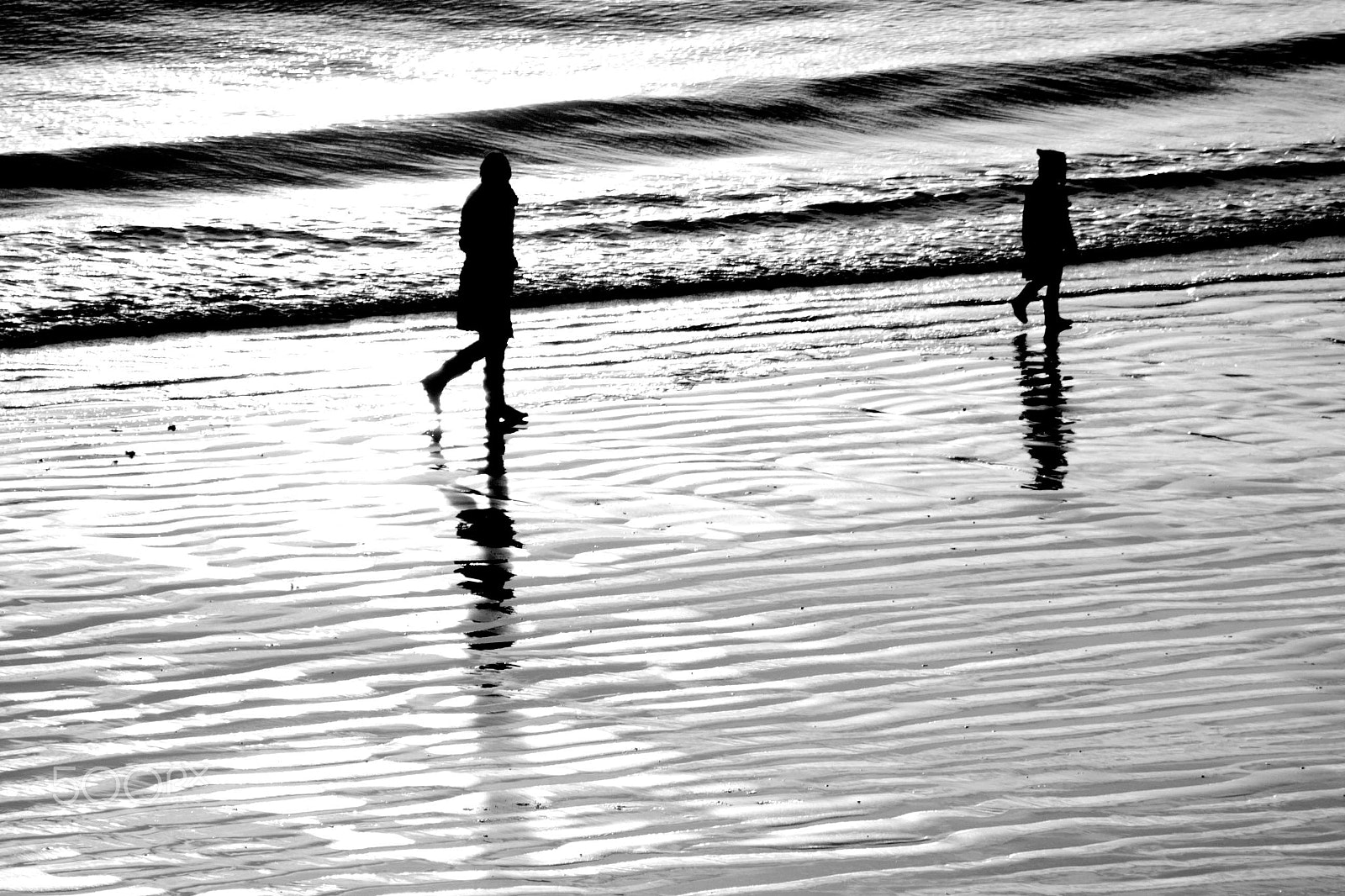 Canon EOS 550D (EOS Rebel T2i / EOS Kiss X4) + EF75-300mm f/4-5.6 sample photo. Mother and child take a winter walk at low tide, hordle cliffs, ne forest coastline, hampshire photography