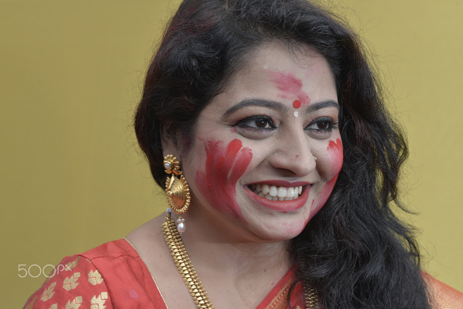 Nikon D800E + Nikon AF Nikkor 50mm F1.4D sample photo. A sexy bengali woman smiling in red saree during durgapuja close up snap photography