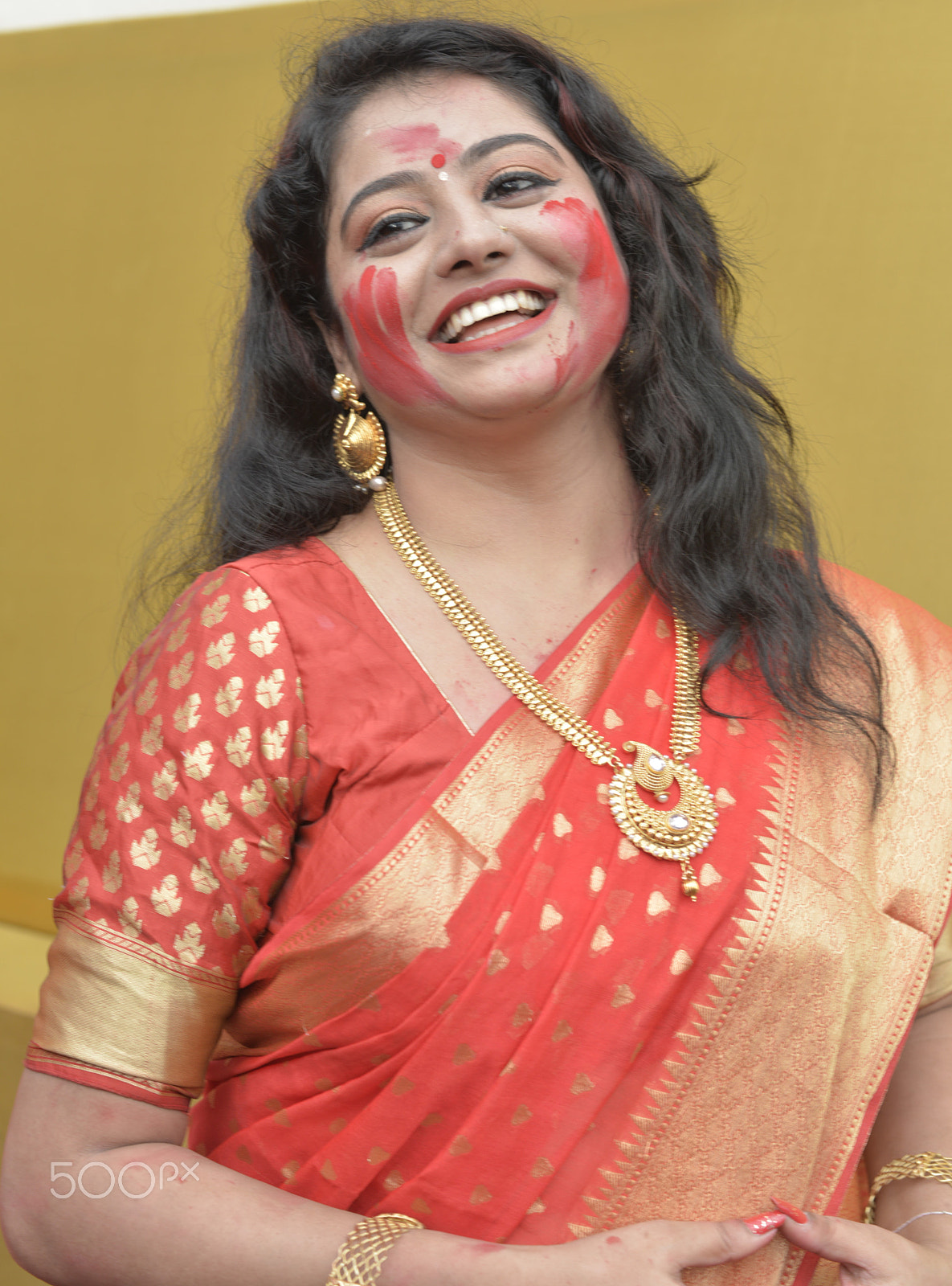 Nikon D800E + Nikon AF Nikkor 50mm F1.4D sample photo. A sexy bengali woman smiling in red saree during durgapuja photography
