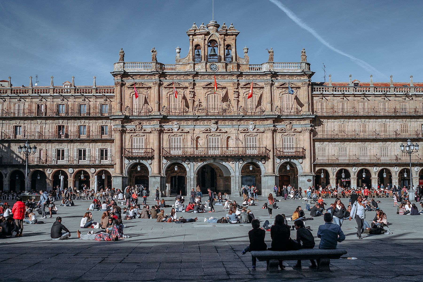 Canon EOS 7D + Sigma 24mm f/1.8 DG Macro EX sample photo. La tarde en la plaza photography