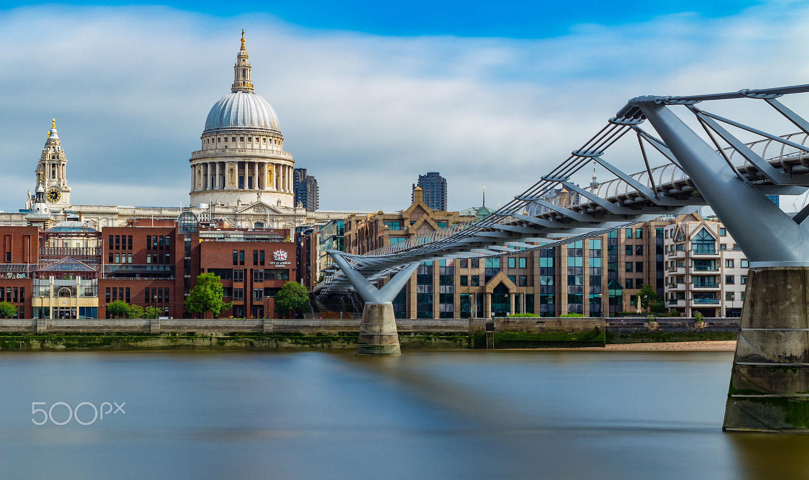 Canon EOS 100D (EOS Rebel SL1 / EOS Kiss X7) + Canon EF 40mm F2.8 STM sample photo. St paul's cathedral & millennium footbridge photography