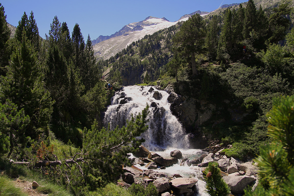 Canon EOS 60D + Sigma 18-50mm f/2.8 Macro sample photo. Cascada de aiguallut con aneto de fondo  photography