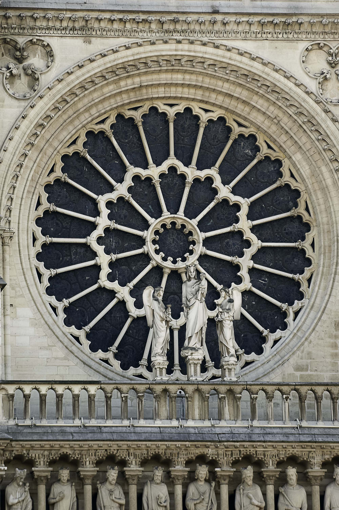 Nikon D70s + Nikon AF-S Nikkor 70-200mm F2.8G ED VR sample photo. Notre-dame detail photography