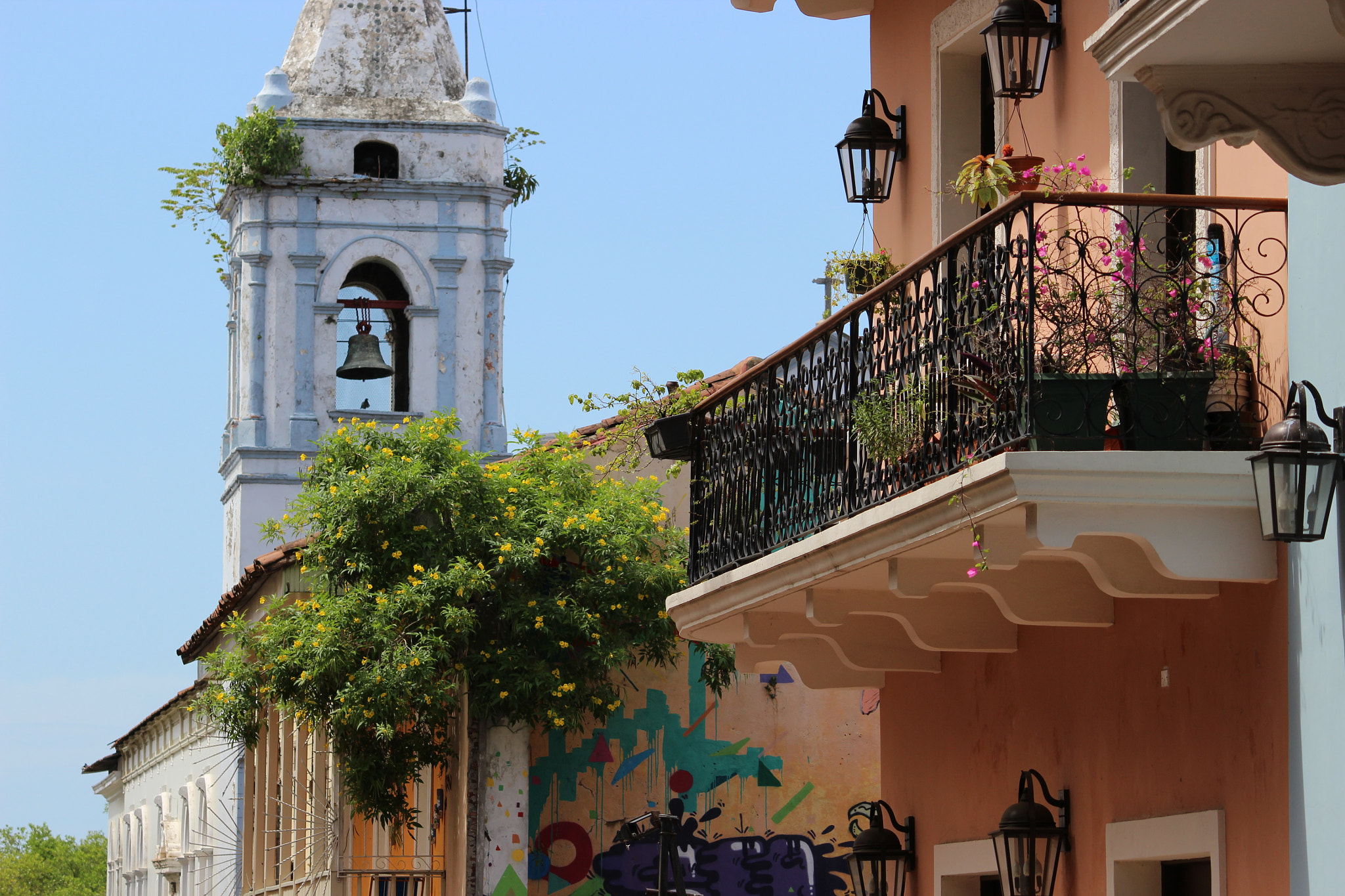 Canon EF-S 55-250mm F4-5.6 IS II sample photo. Casco viejo - panama city photography