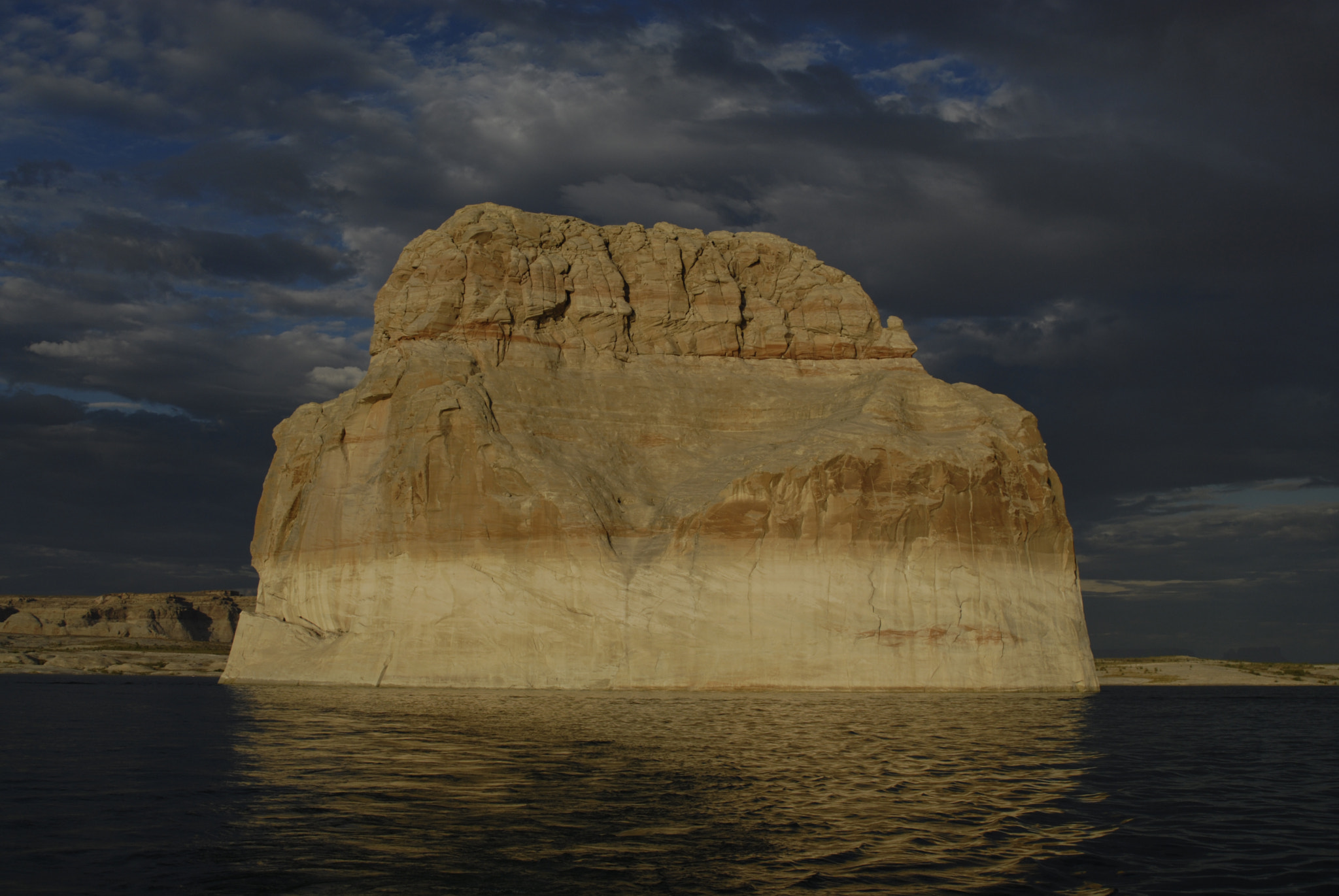 Nikon D200 + AF Zoom-Nikkor 28-105mm f/3.5-4.5D IF sample photo. Lake powell monolith photography
