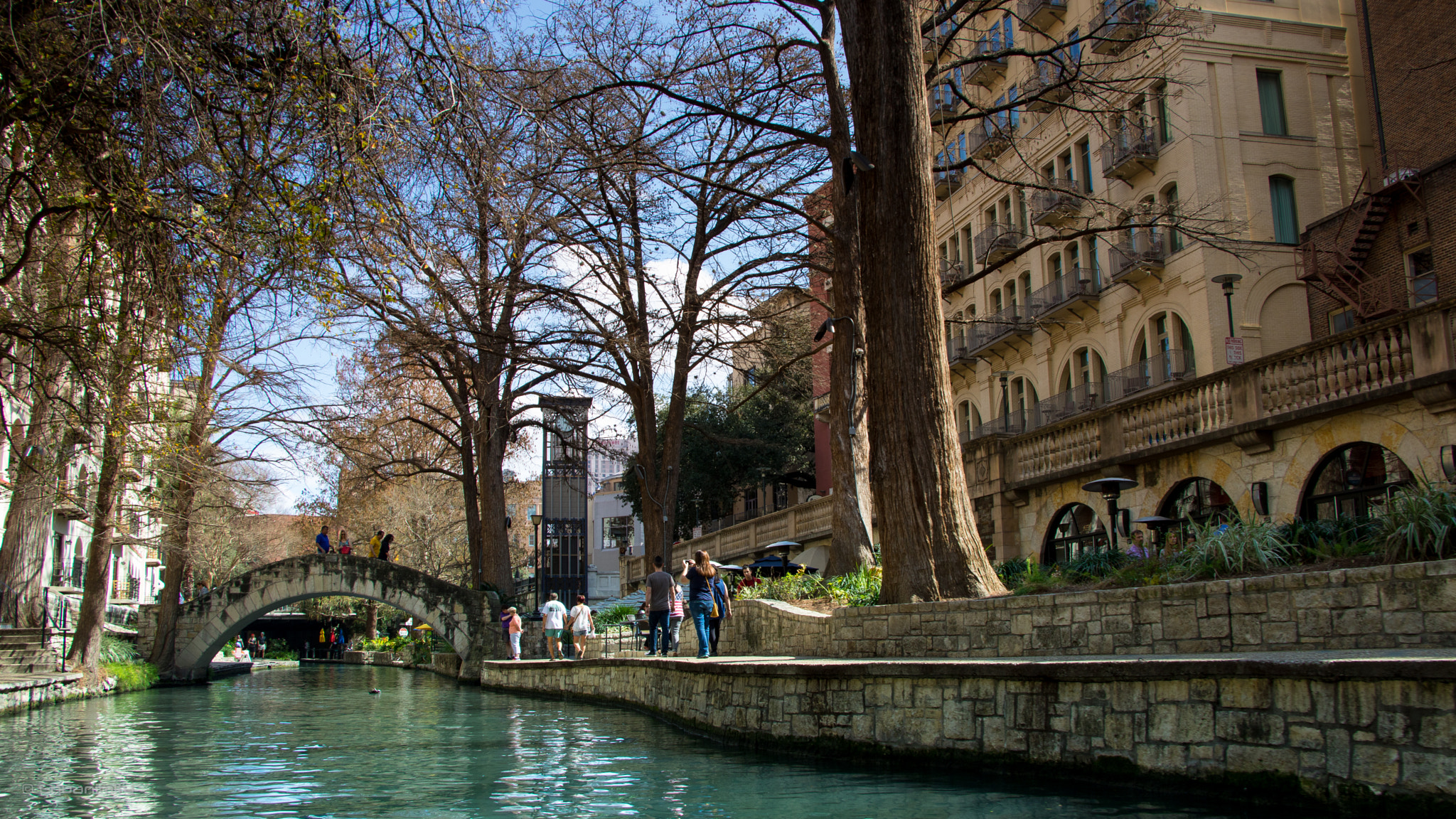 Canon EOS 750D (EOS Rebel T6i / EOS Kiss X8i) + Canon EF-S 18-135mm F3.5-5.6 IS STM sample photo. Riverwalk @ san antonio photography