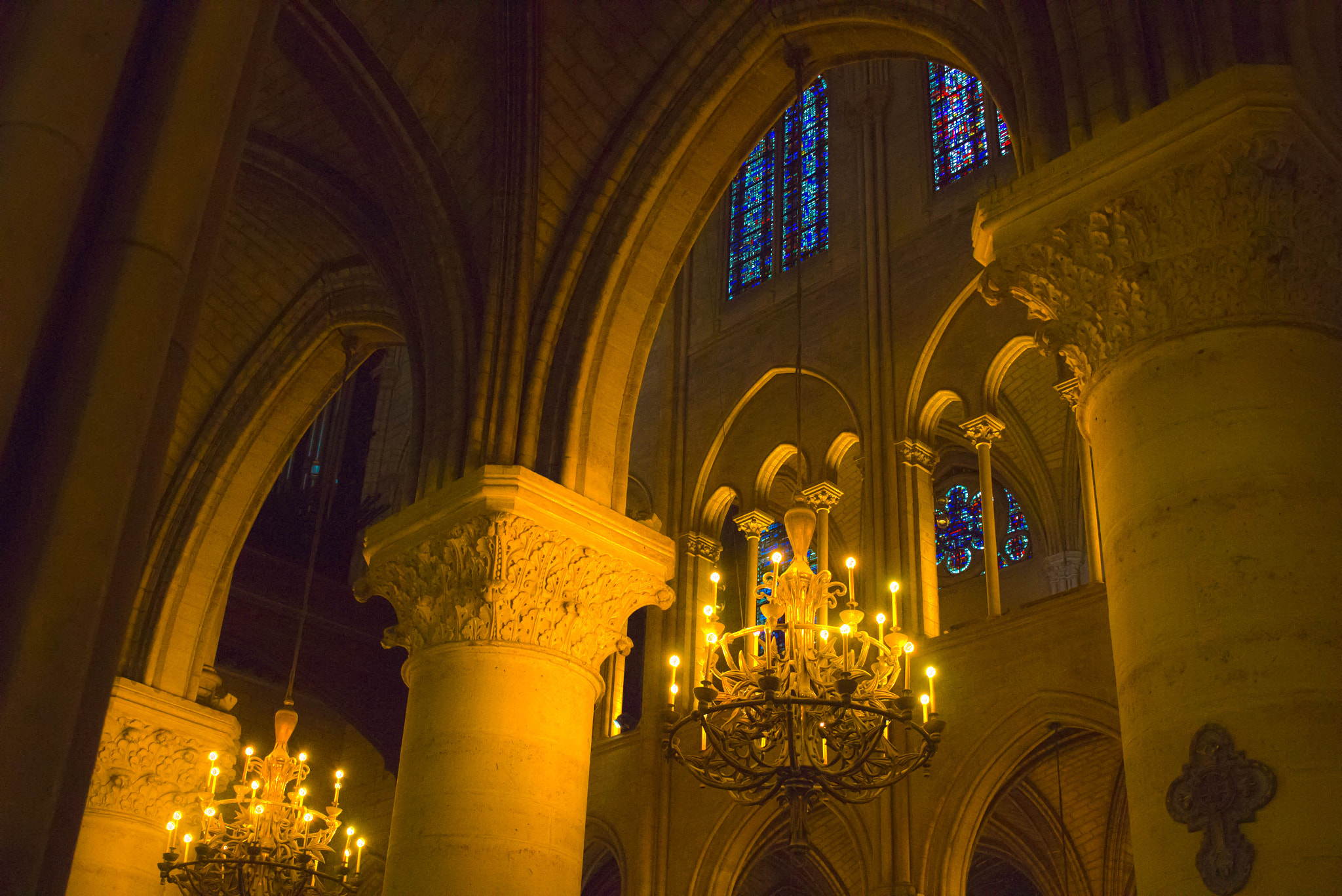 Canon EOS 100D (EOS Rebel SL1 / EOS Kiss X7) + Canon EF-S 24mm F2.8 STM sample photo. Notre dame arches photography