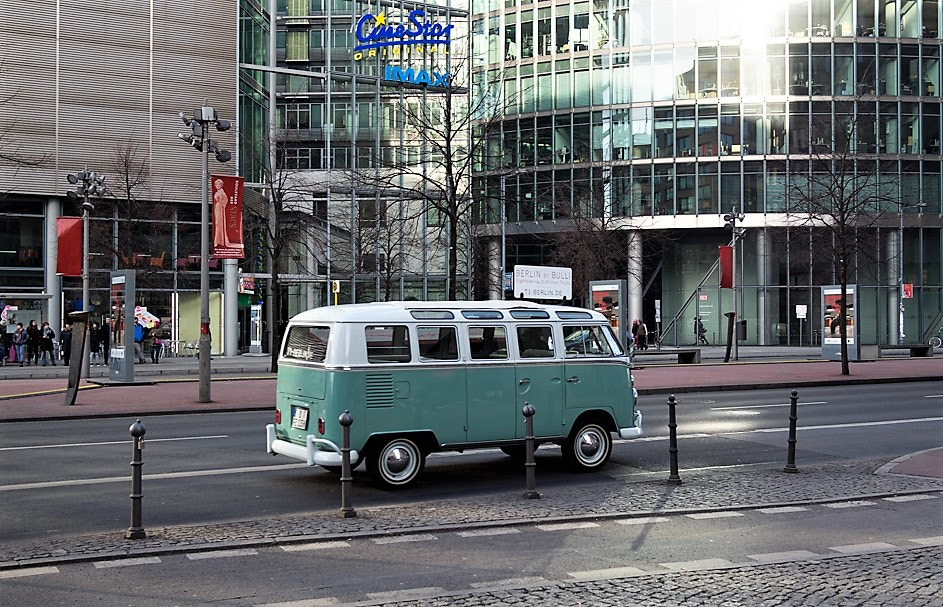 Olympus OM-D E-M5 sample photo. Historischer vw bus in berlin photography