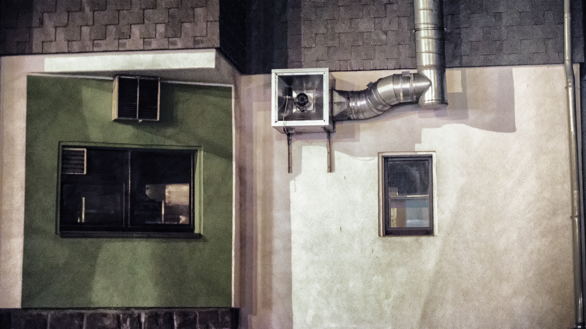 AF Zoom-Nikkor 28-105mm f/3.5-4.5D IF sample photo. Restaurant ventilations photography