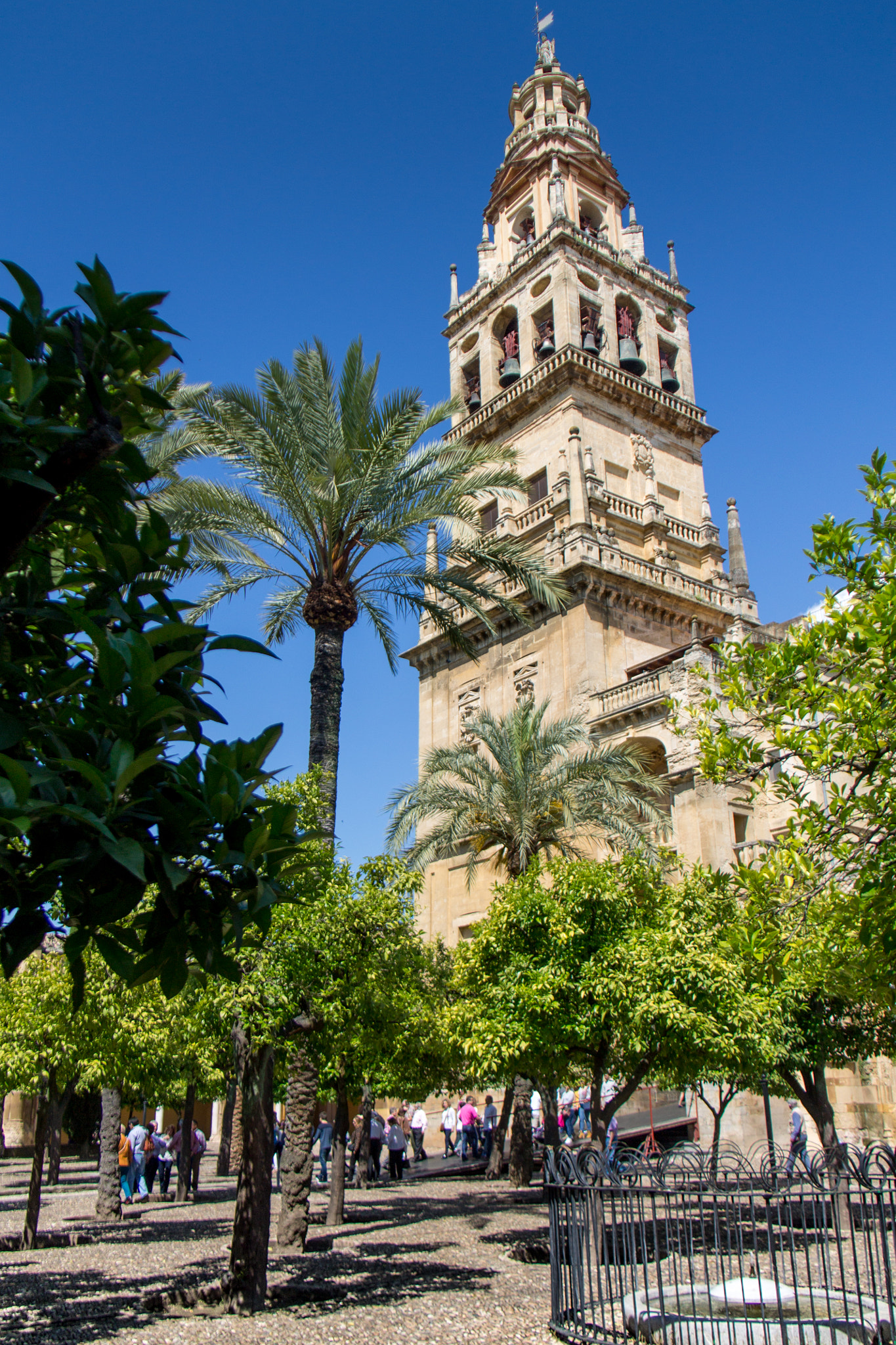 Canon EF-S 18-200mm F3.5-5.6 IS sample photo. Mezquita-catedral de córdoba photography