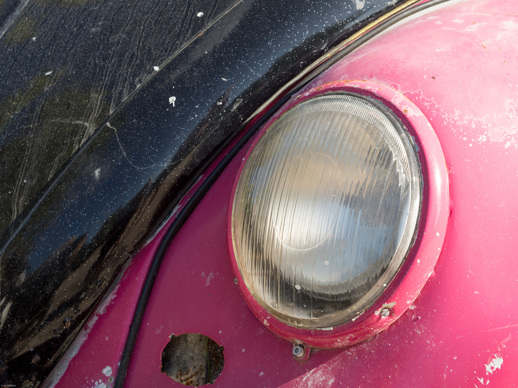 Olympus OM-D E-M5 II + Olympus M.Zuiko Digital 45mm F1.8 sample photo. Pink old beetle headlight photography