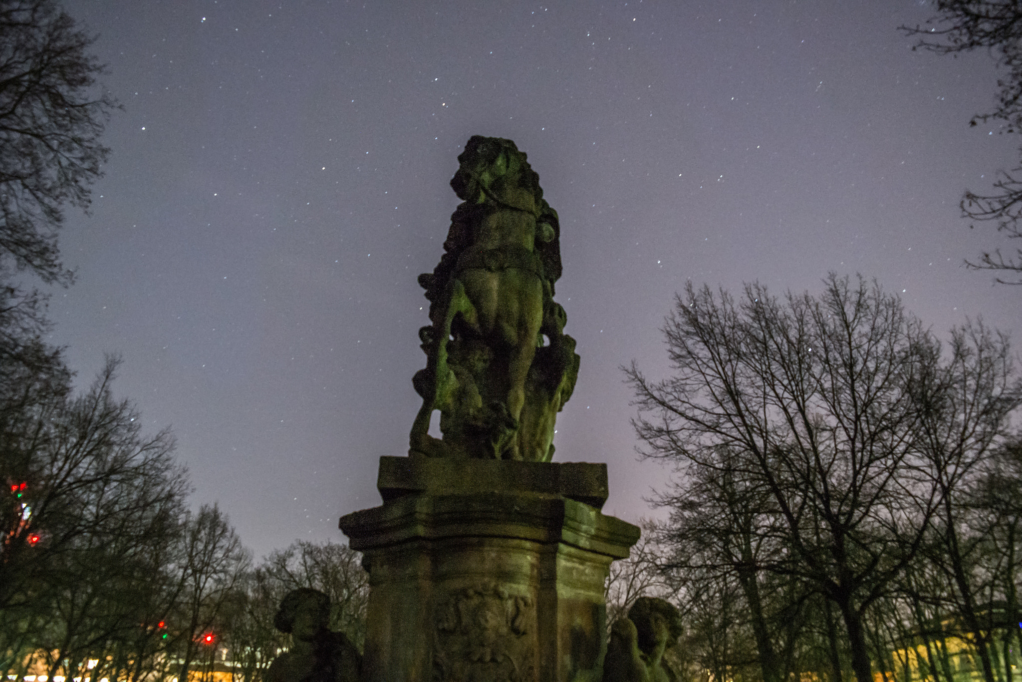 Samsung NX300 + Samsung NX 18-55mm F3.5-5.6 OIS sample photo. Statue and stars photography