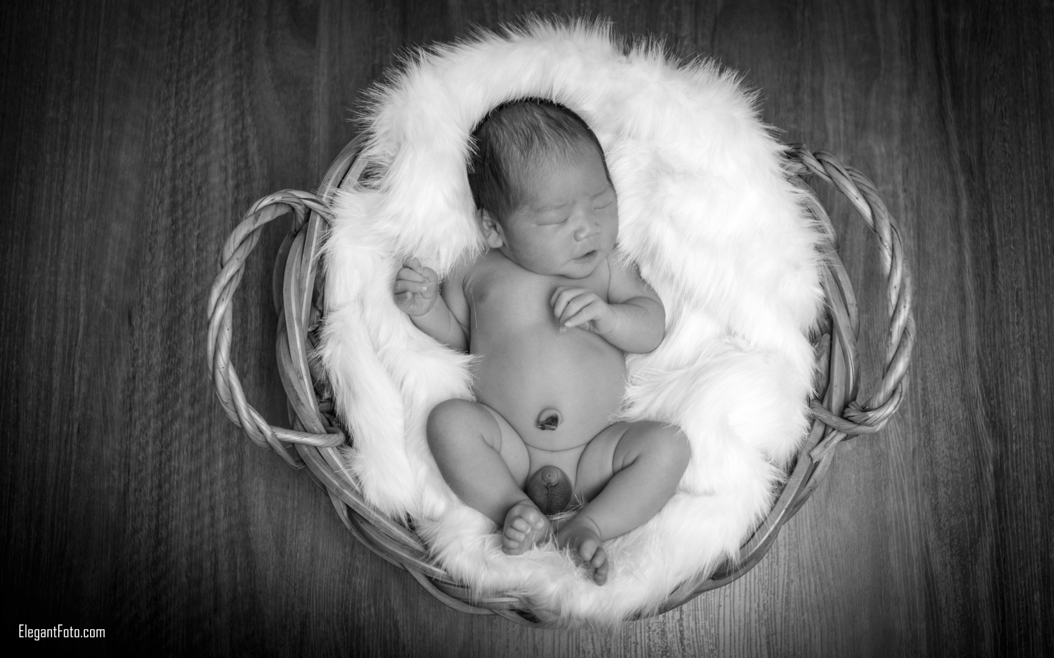 Nikon D610 + Nikon AF Nikkor 35mm F2D sample photo. Newborn photography - b&w photography