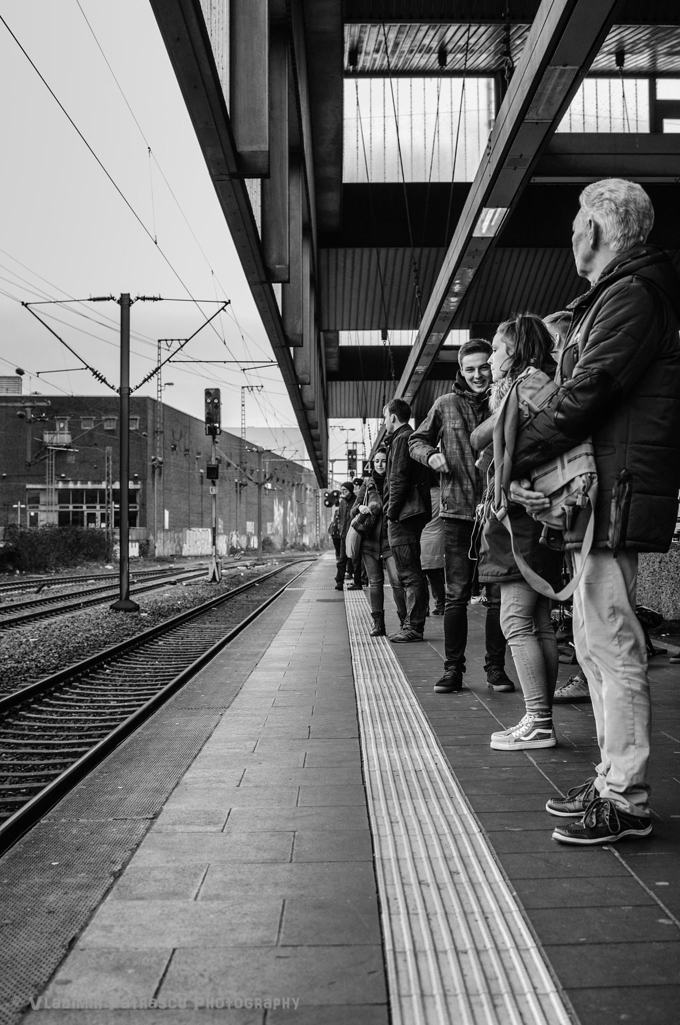 Nikon D300 + Nikon AF-S DX Nikkor 35mm F1.8G sample photo. Gleis düsseldorf photography