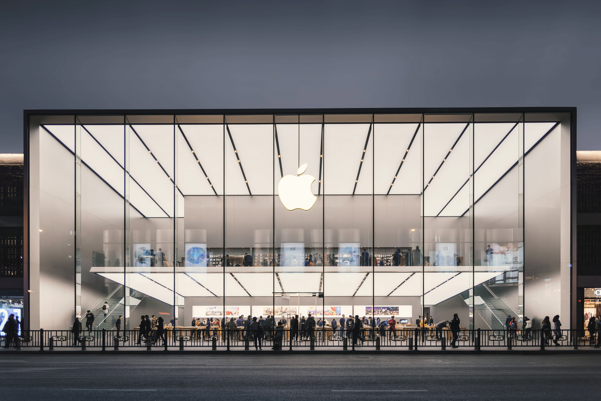 Sigma 24-70mm F2.8 EX DG HSM sample photo. 人潮涌动的apple store photography