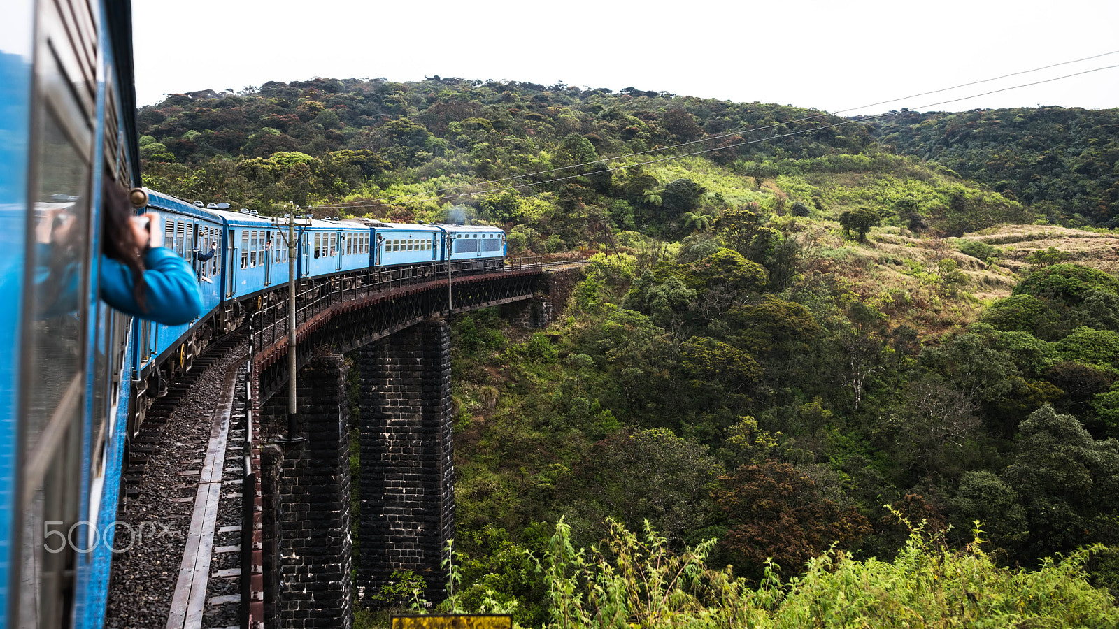 Nikon D810 + Nikon AF-S Nikkor 200-400mm F4G ED-IF VR sample photo. Sri lanka on the train 斯里兰卡火车采风 photography