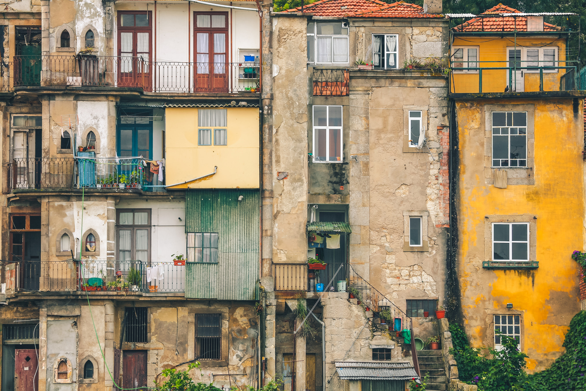 Canon EOS 5D + Canon EF 100-400mm F4.5-5.6L IS USM sample photo. Old buildings in porto photography