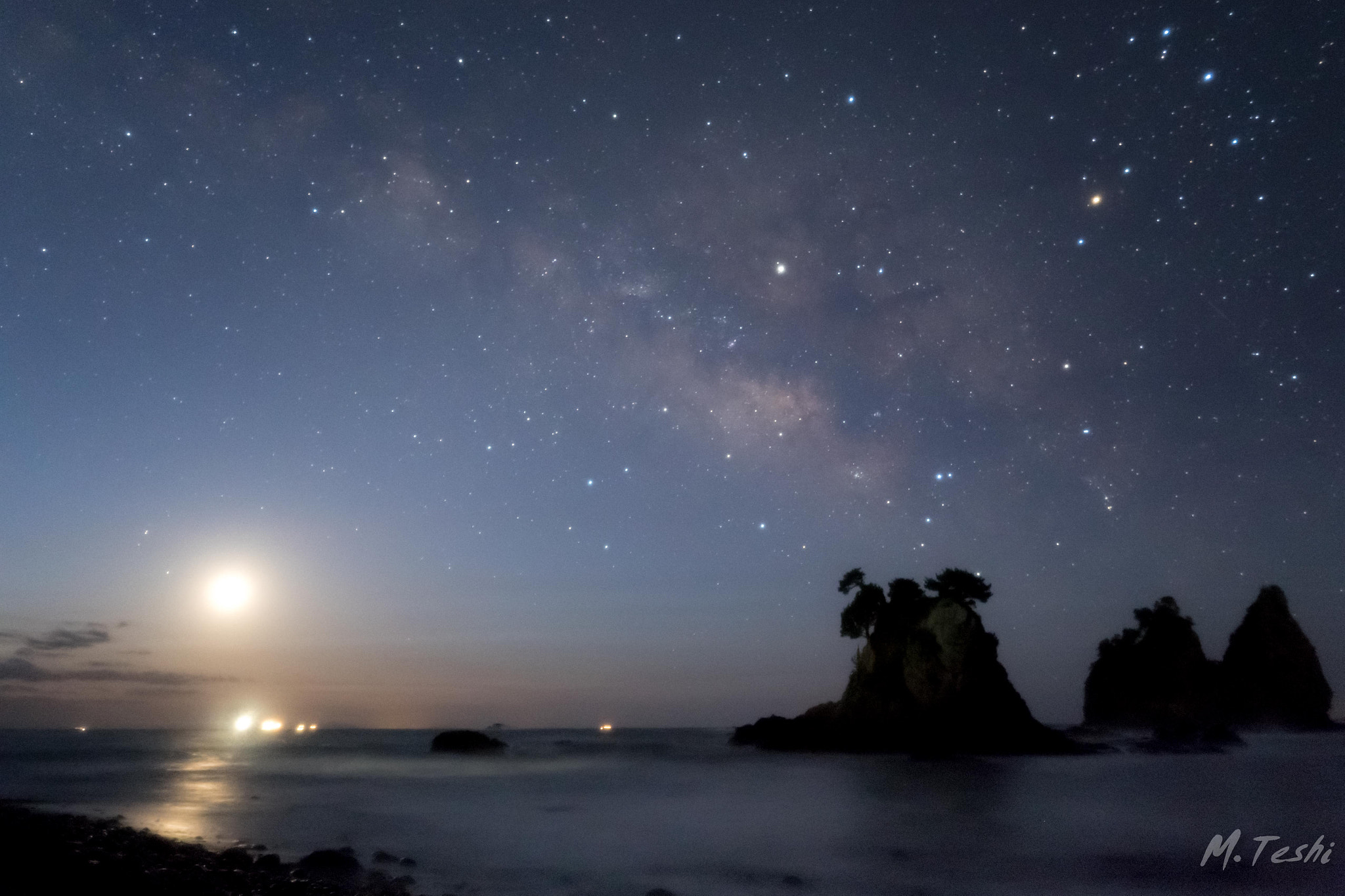 Olympus PEN-F sample photo. The milky way that fades to twilight and moon light photography
