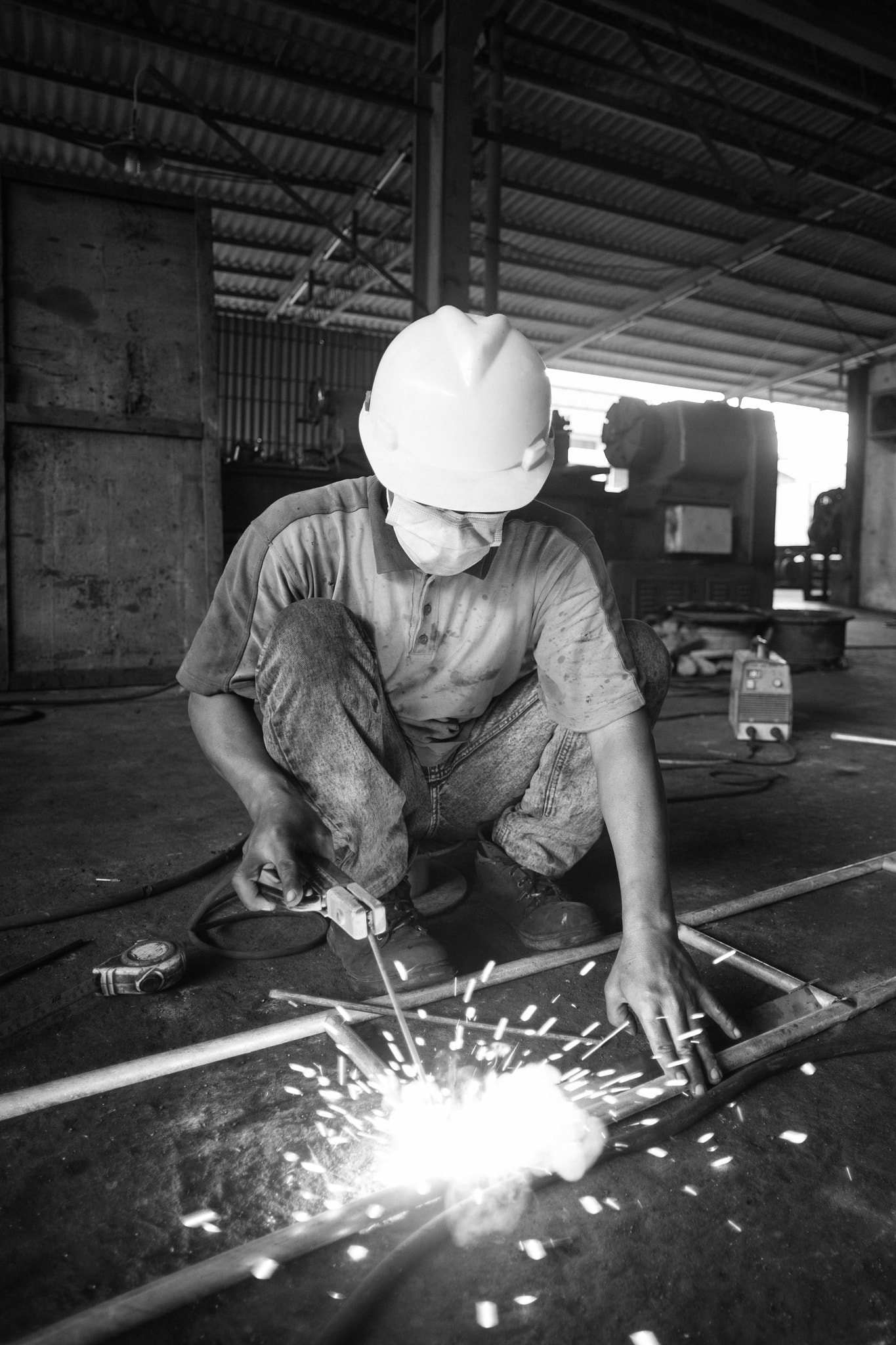 AF Nikkor 20mm f/2.8 sample photo. Worker.jpg photography