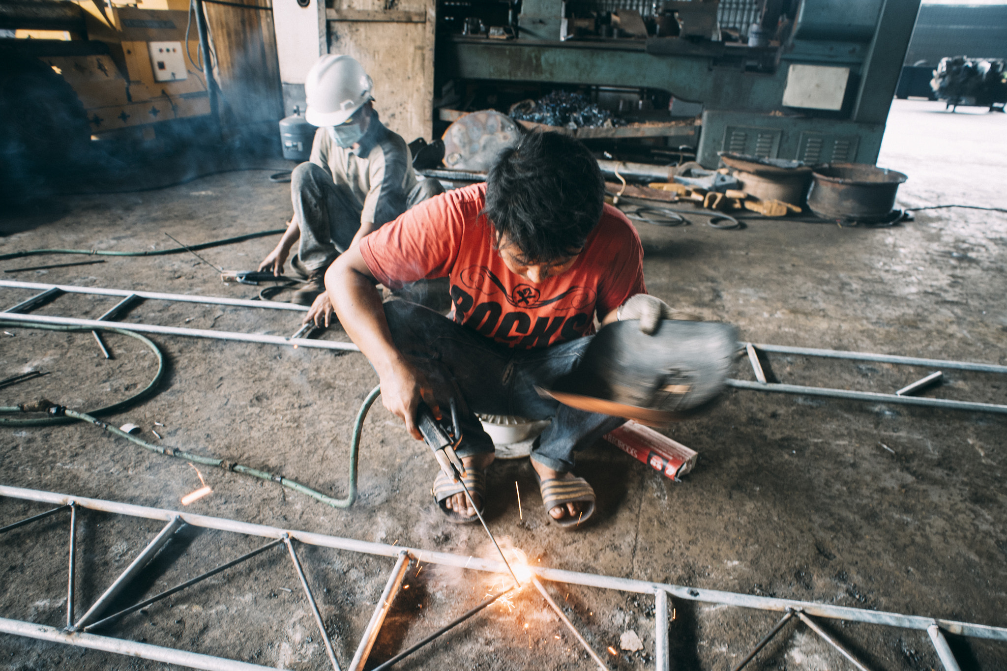 AF Nikkor 20mm f/2.8 sample photo. Workers photography