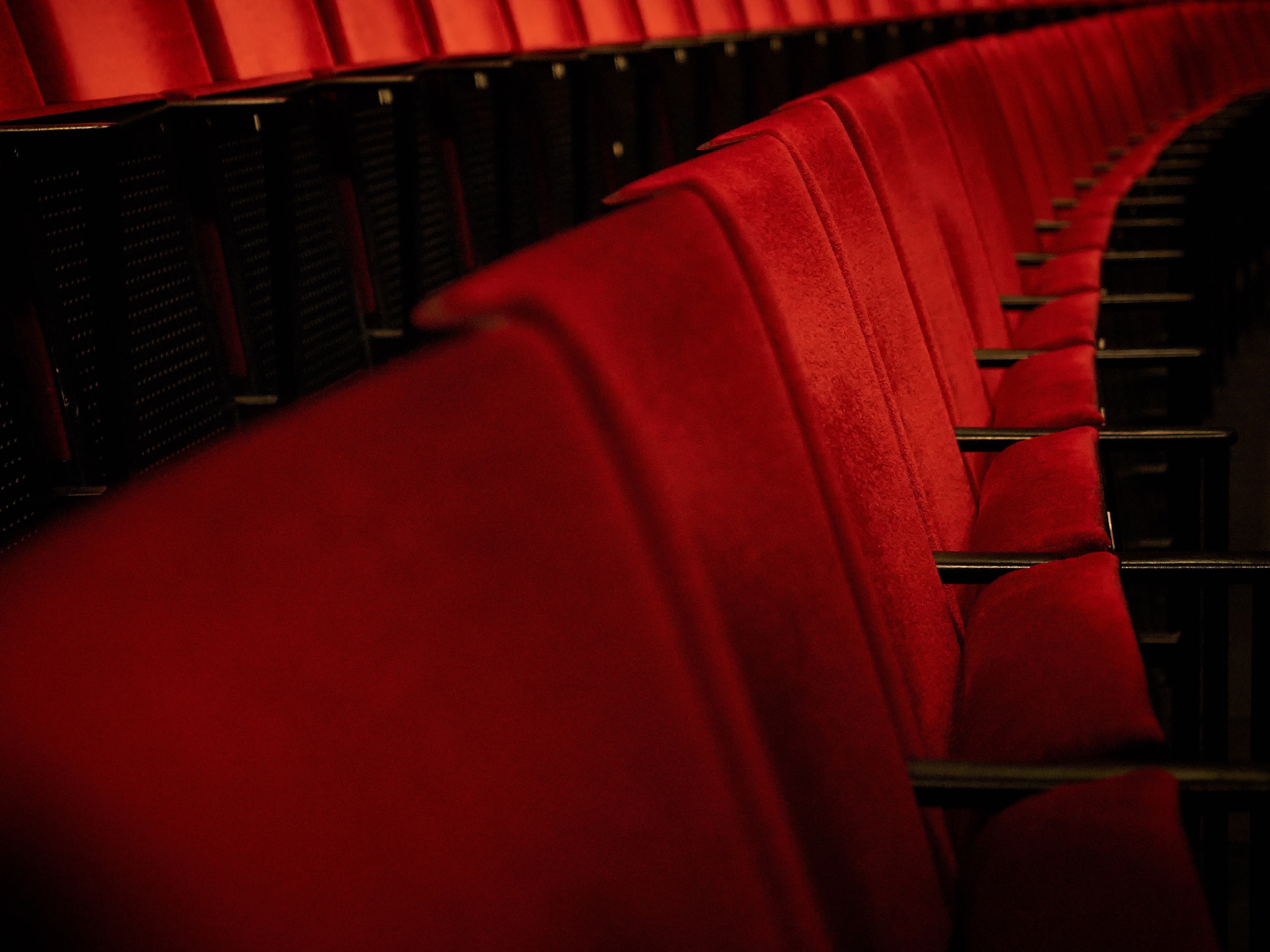 Olympus OM-D E-M5 II + Olympus M.ZUIKO DIGITAL ED 12-40mm 1:2.8 sample photo. Empty theatre interior photography