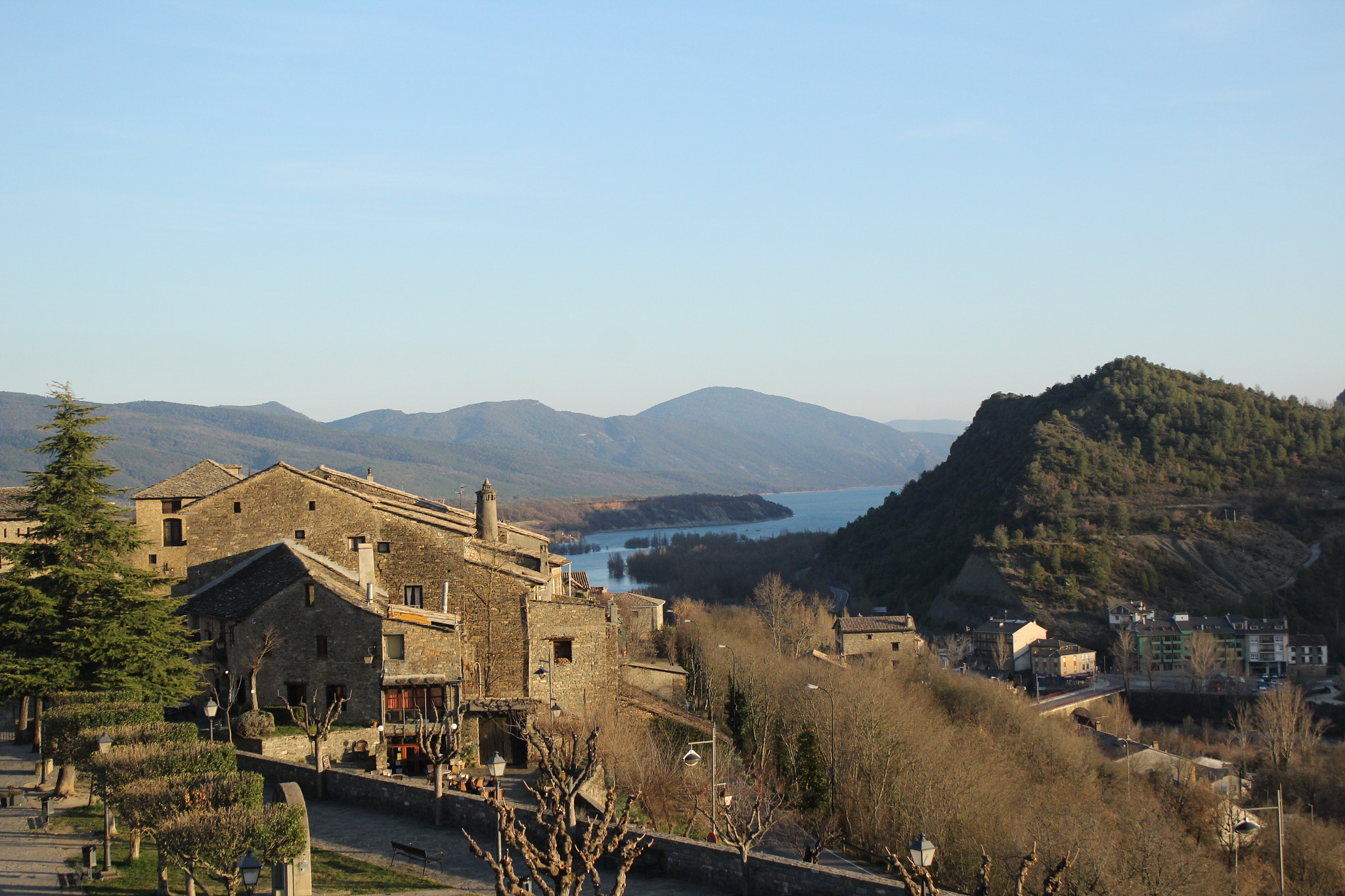 Canon EF-S 18-55mm F3.5-5.6 IS sample photo. Aínsa town photography