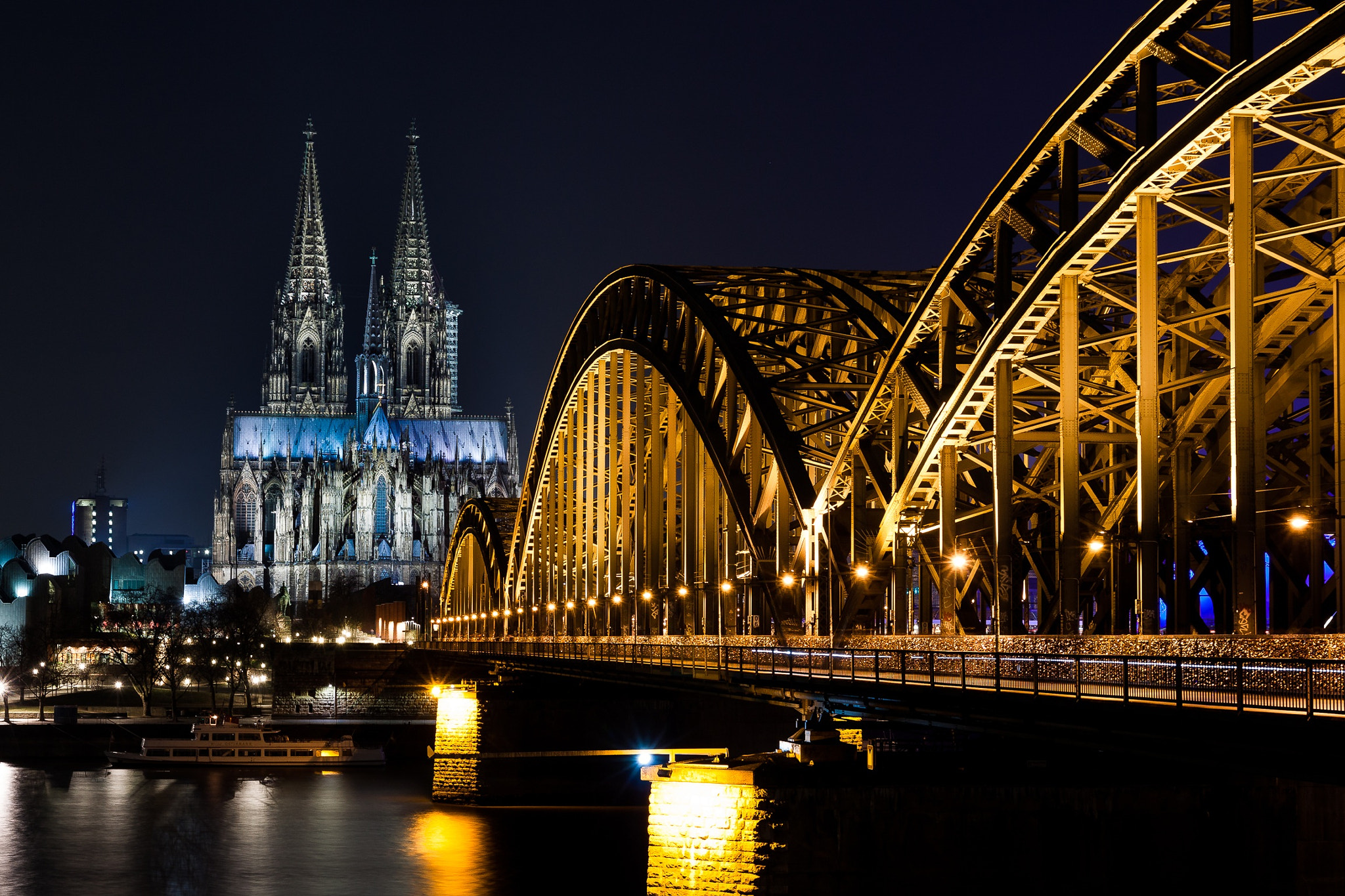 Canon EOS 500D (EOS Rebel T1i / EOS Kiss X3) sample photo. Cologne byte night photography