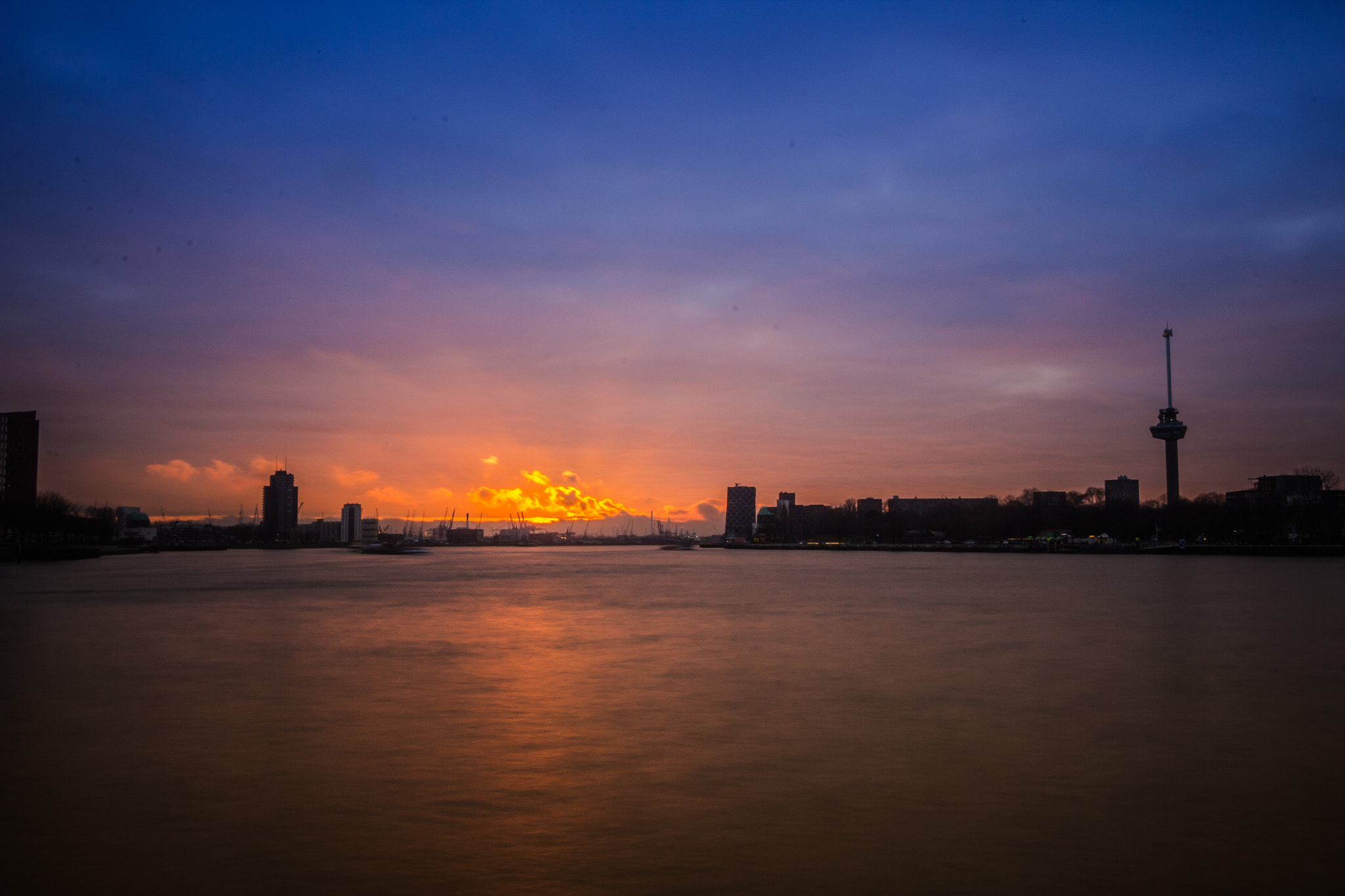 Canon EF-S 10-22mm F3.5-4.5 USM sample photo. Sunset at harbor photography