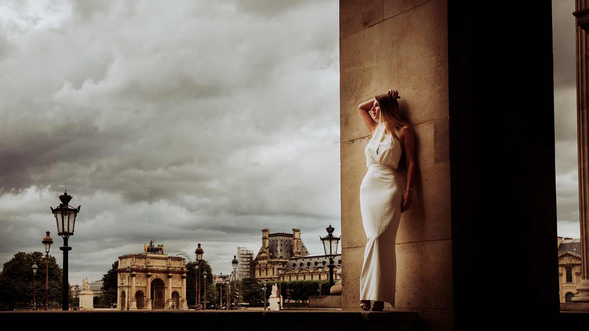 Canon EF 16-35mm F4L IS USM sample photo. Girl at louvre, paris photography