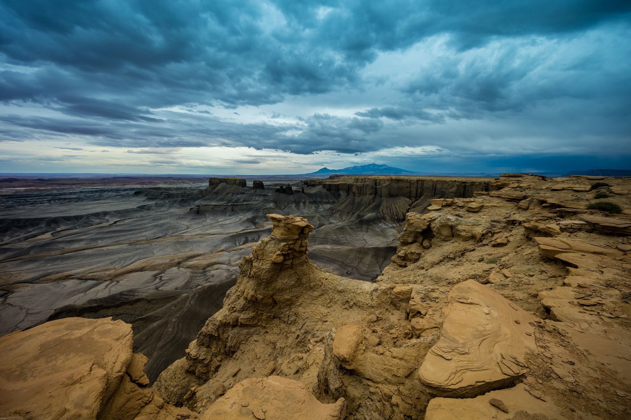 Canon EOS 5DS R + Canon EF 11-24mm F4L USM sample photo. Approaching storm at moonscape photography