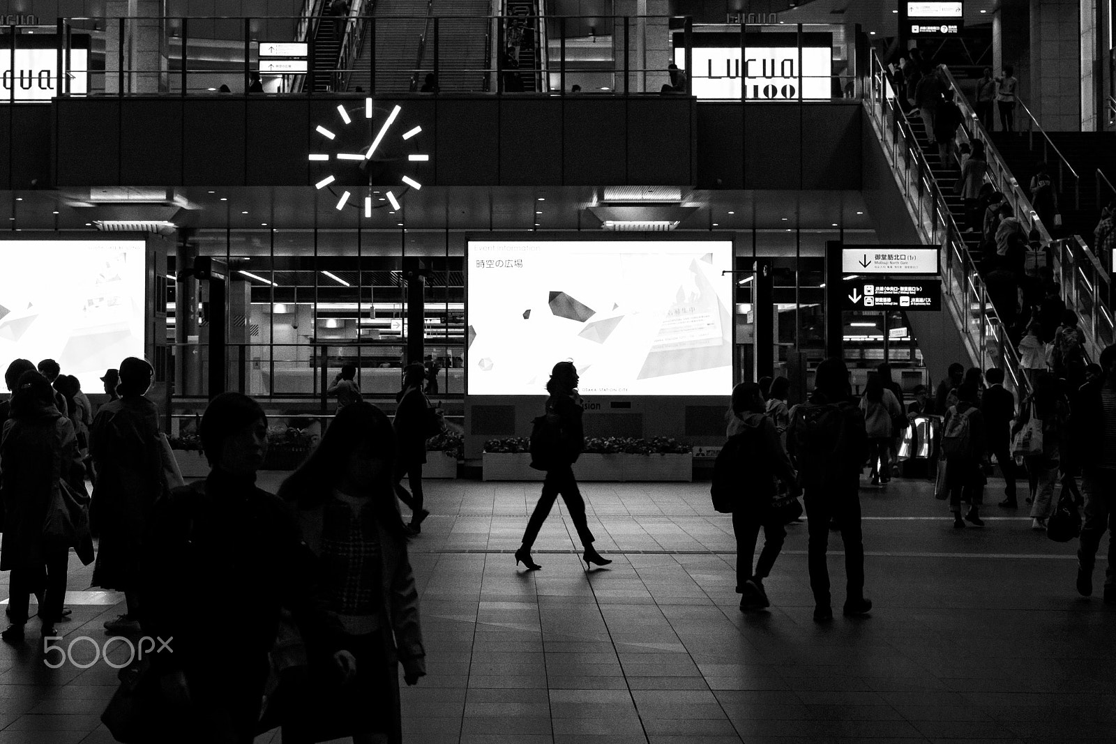 Summicron-M 1:2/50 sample photo. Urban night snap photography