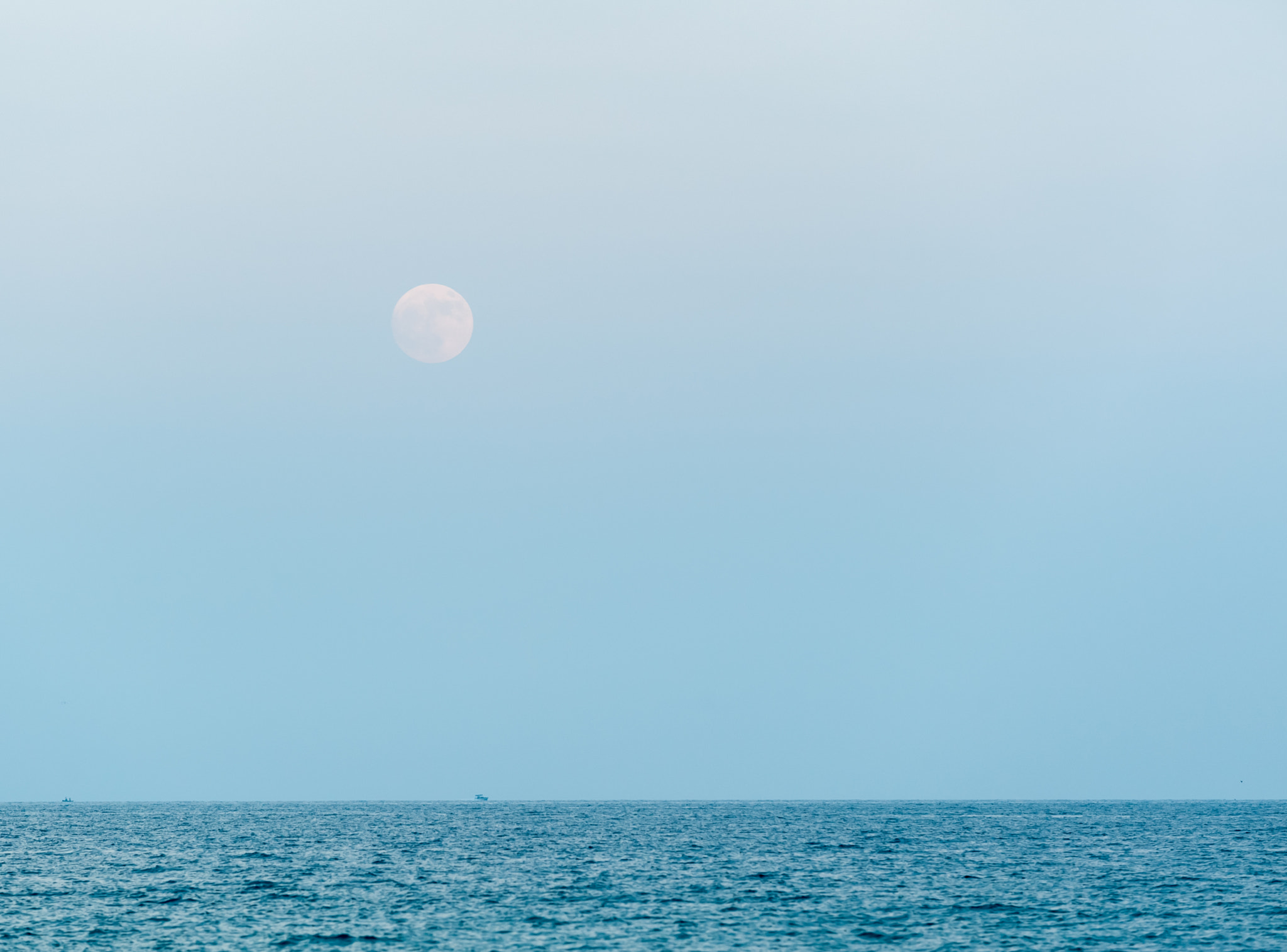 Nikon AF-S Nikkor 70-200mm F4G ED VR sample photo. Full moon over the sea photography