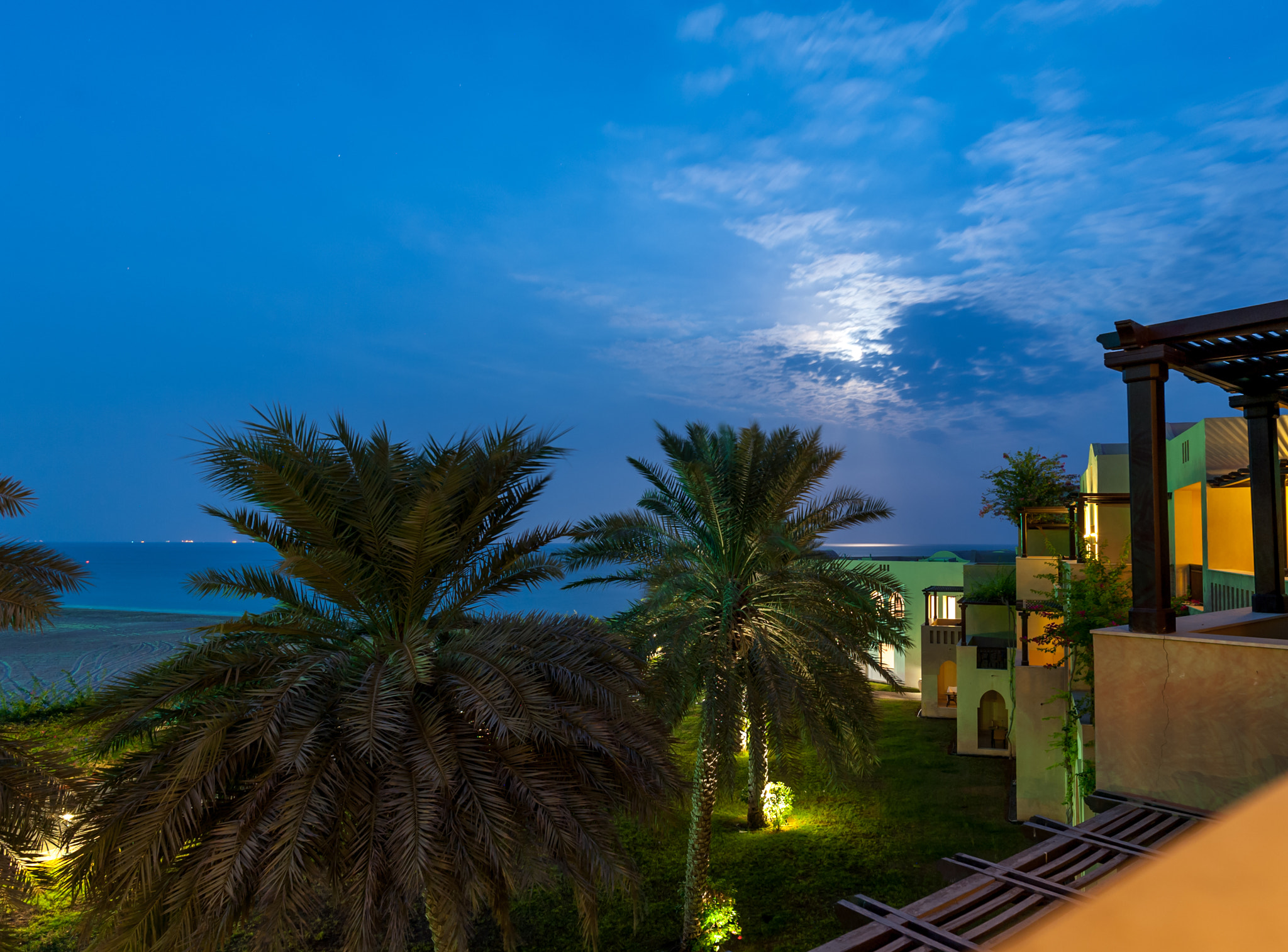 Nikon D700 + Nikon AF-S Nikkor 20mm F1.8G ED sample photo. Full moon over the sea photography