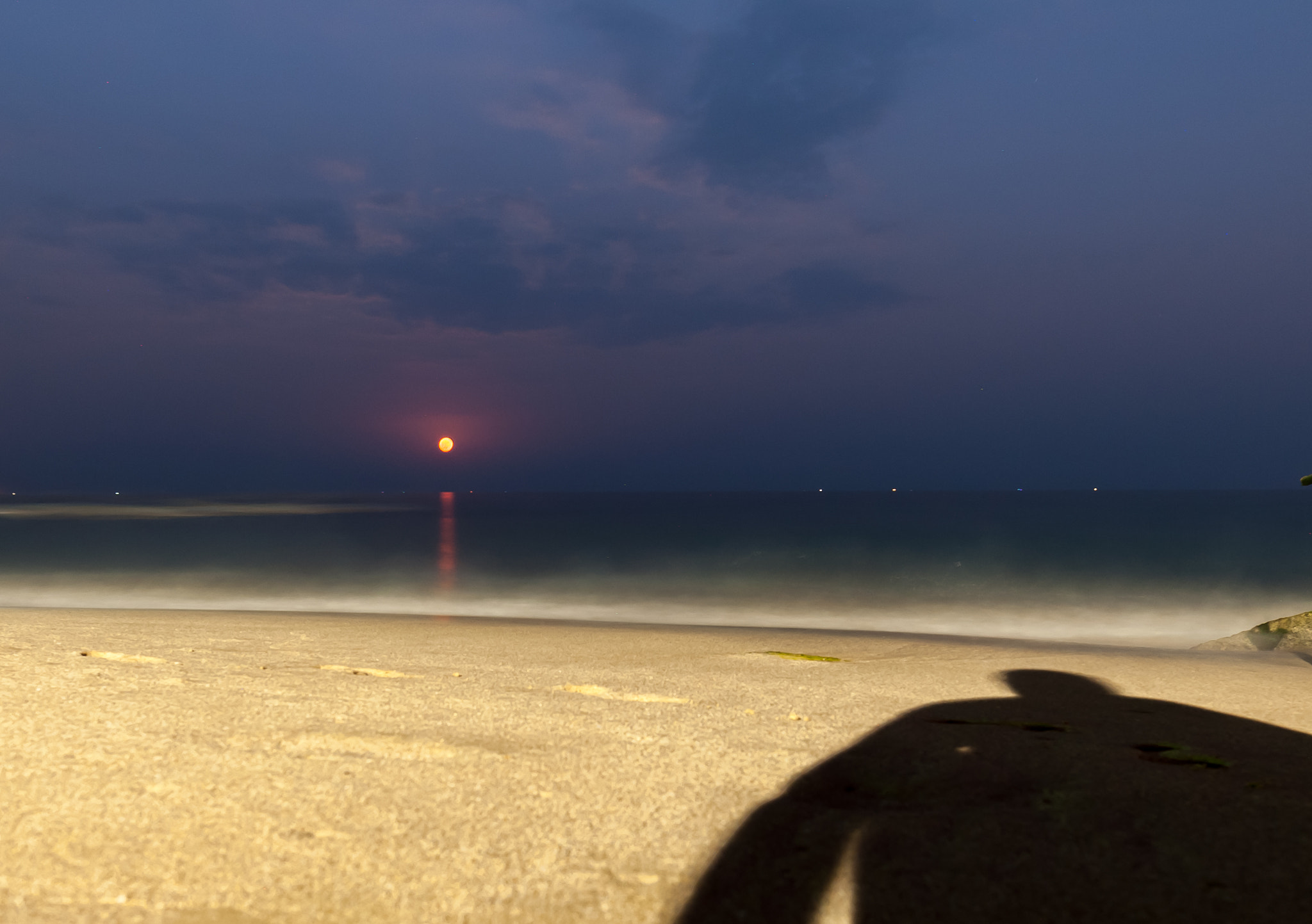 Nikon D700 + Nikon AF-S Nikkor 20mm F1.8G ED sample photo. Full moon over the sea photography